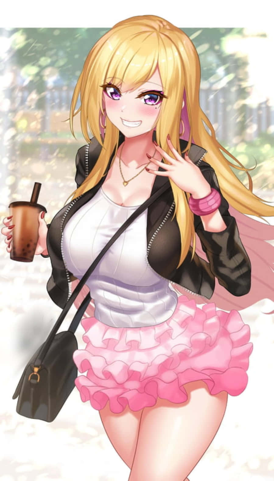 Gyaru 桌布 壁紙 — 一個開心的動漫女孩，長長的金髮和紫色的眼睛，在明亮的戶外環境中微笑著拿著一杯泡泡茶。