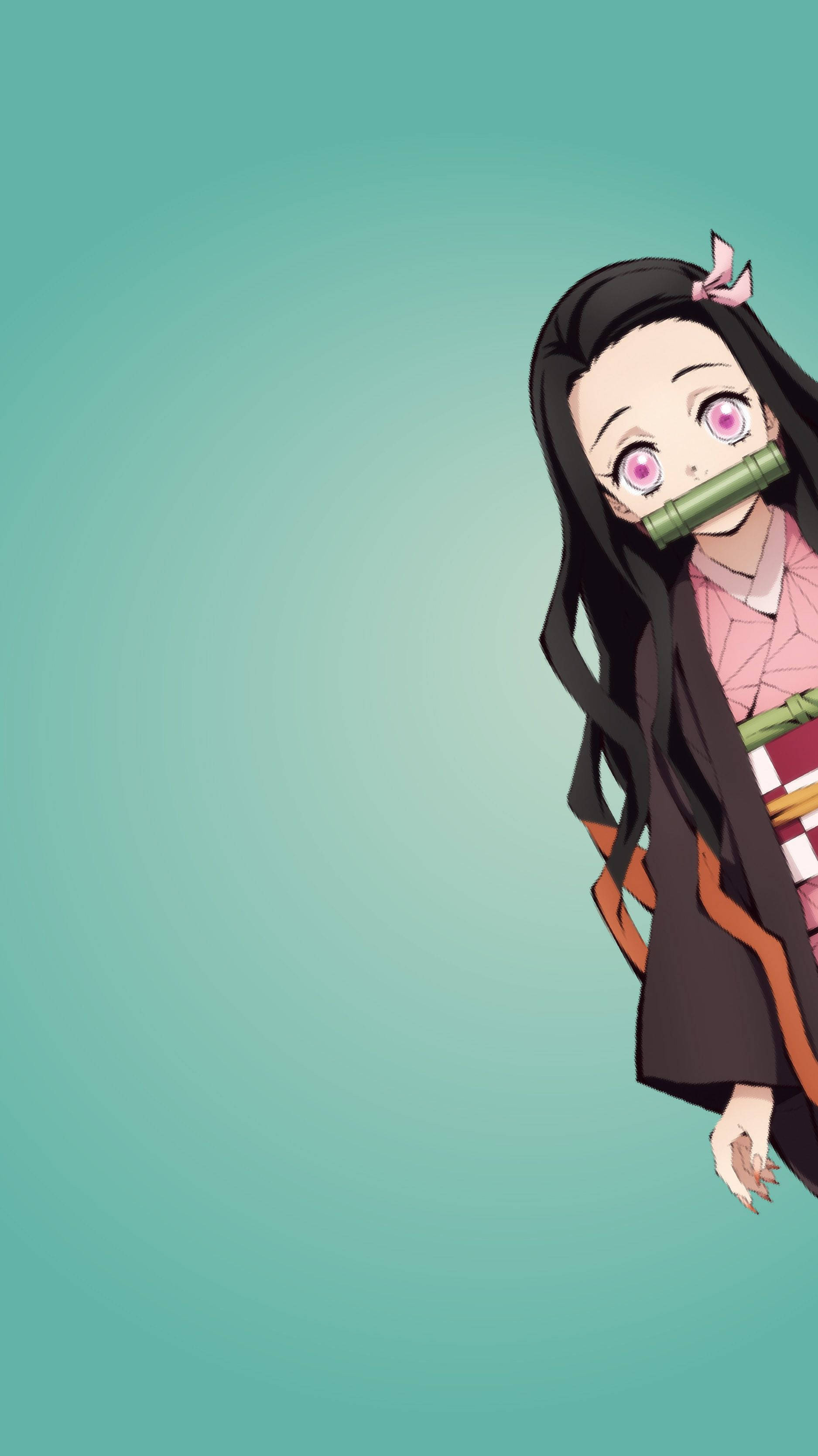 禰豆子手機 桌布 壁紙 — 一個開心的動漫女孩，長長的黑髮和粉紅色的眼睛，從右側探出頭來，拿著一個竹製口塞，背景是柔和的青綠色漸變。