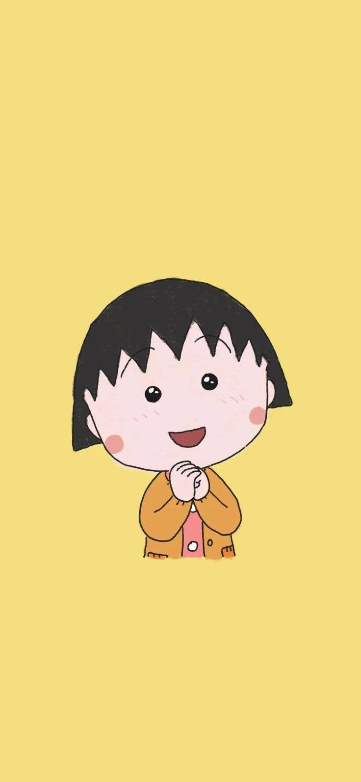 Chibi Maruko Chan 桌布 壁紙 — 一個開心的動漫女孩，黑色鮑伯頭，臉頰紅潤，在溫暖的黃色背景中雙手合十微笑。