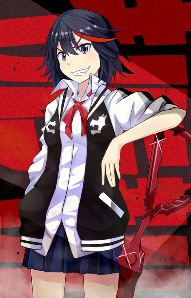 ryuko matoi 桌布 壁紙 — 一個開心的動漫女孩，黑髮帶有紅色點綴，在鮮明的紅黑背景前微笑著手持紅色鐮刀。