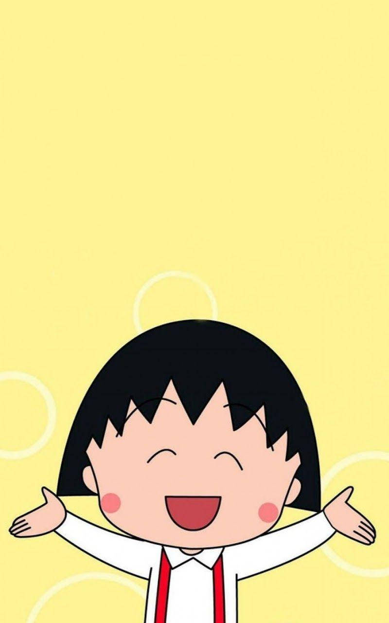 Chibi Maruko Chan 桌布 壁紙 — 一個開心的動漫女孩，黑髮紅頰，在柔和的黃色背景上，有漂浮的圓圈，洋溢著喜悅。