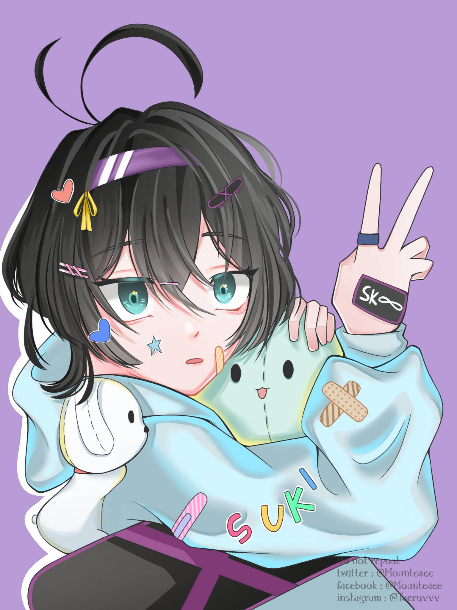 Miya Chinen 桌布 壁紙 — 一個開心的動漫女孩，黑髮藍眼，在紫色背景前抱著毛絨玩具並比出和平手勢。