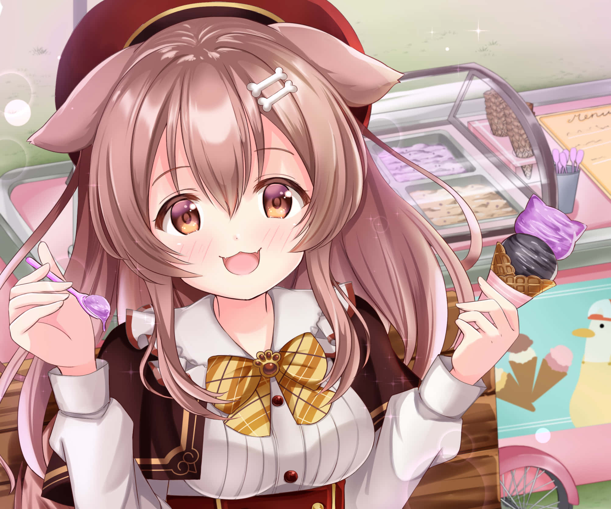 Inugami Korone 桌布 壁紙 — 一個開心的動漫女孩戴著兔耳，在色彩繽紛的冰淇淋車前拿著紫色冰淇淋甜筒和湯匙。