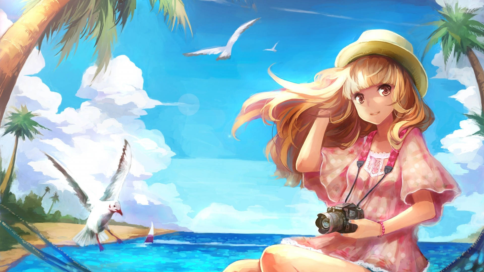 Beach Vacation 桌布 壁紙 — 一個開心的動漫女孩拿著相機坐在海邊的棕櫚樹下，海鷗在陽光明媚的日子裡飛過頭頂。