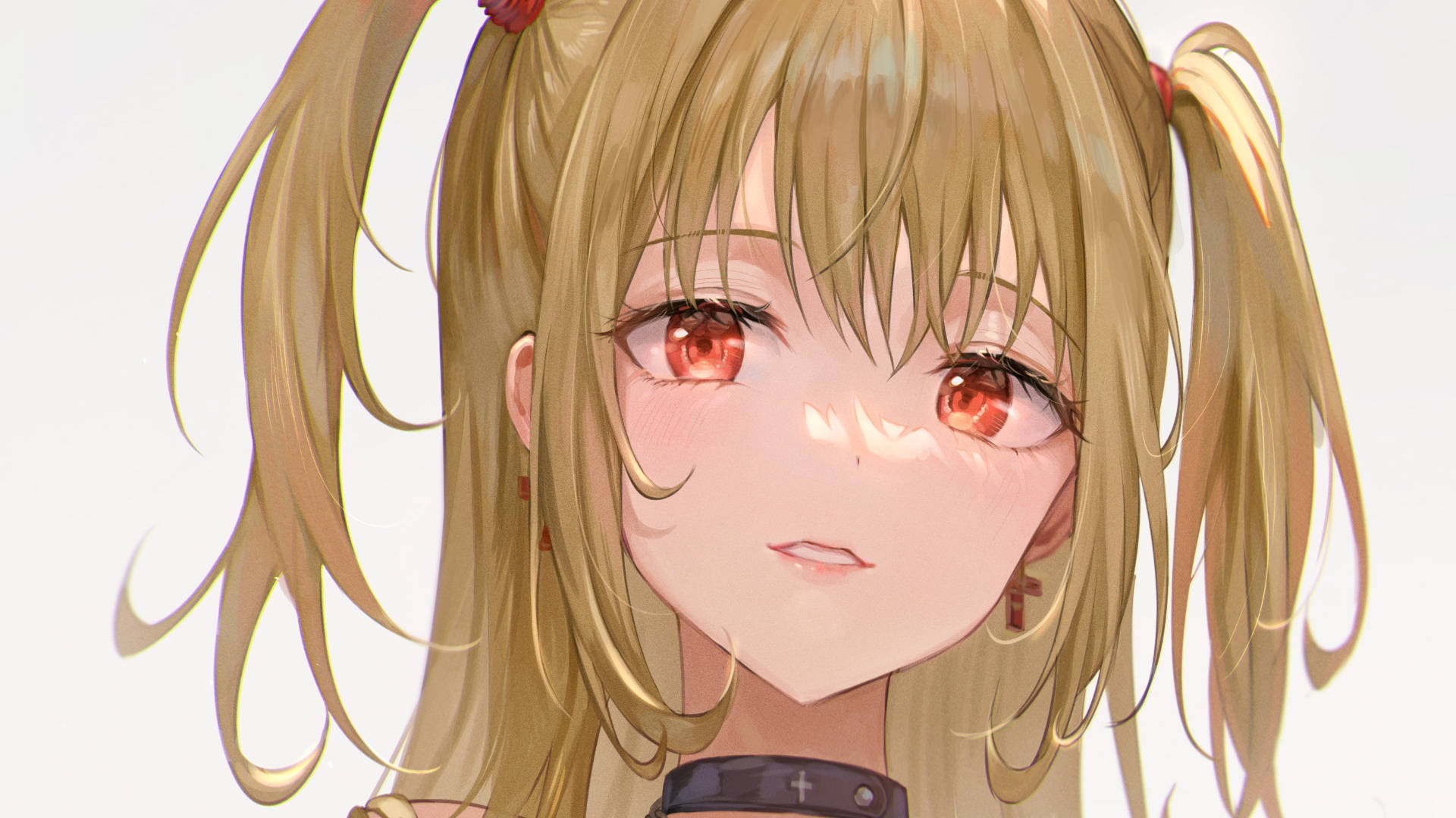 Misa 桌布 壁紙 — 一個開心的動漫女孩的特寫，她有金色雙馬尾和紅色眼睛，在純白背景前輕輕微笑。