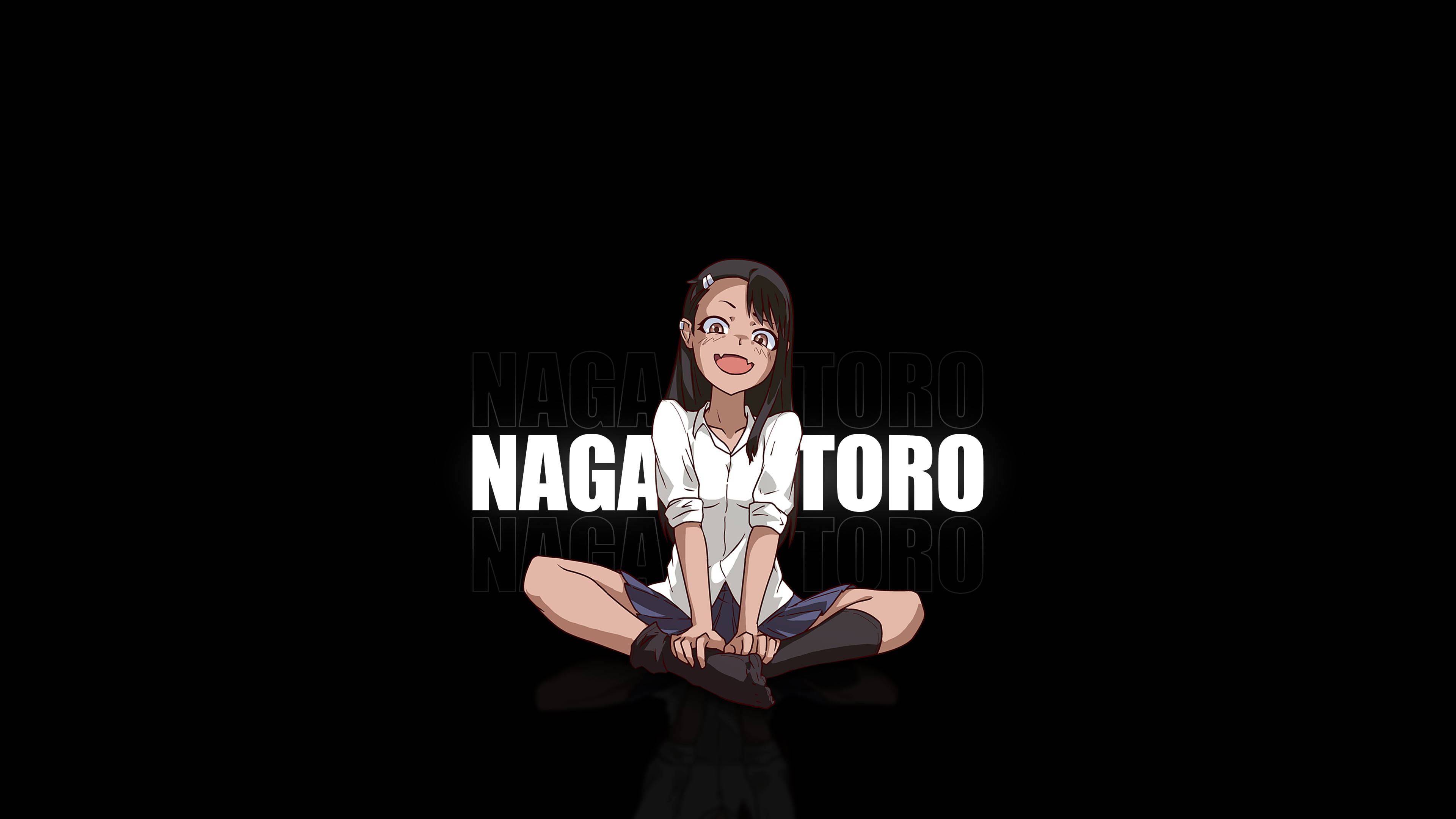 Nagatoro 桌布 壁紙 — 一個開心的動漫女孩盤腿坐在黑色背景前，身後有「NAGAMOTORO」文字。