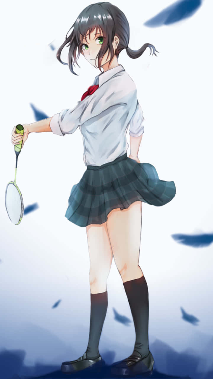 Android Badminton 桌布 壁紙 — 一個開心的動漫女孩穿著校服，在柔和的藍色背景上拿著羽毛球拍，周圍有飄浮的羽毛。