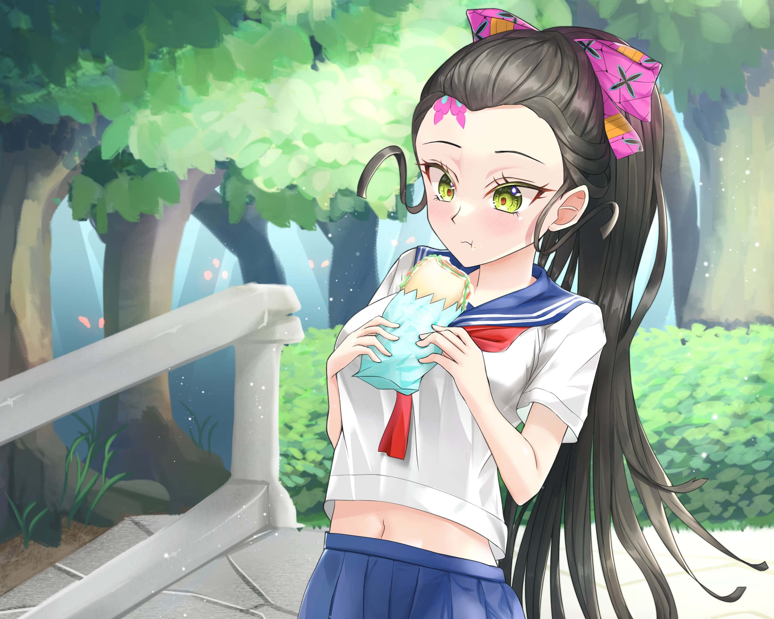 Daki Demon Slayer 桌布 壁紙 — 一個開心的動漫女孩穿著校服，在綠樹成蔭的橋上吃冰淇淋。