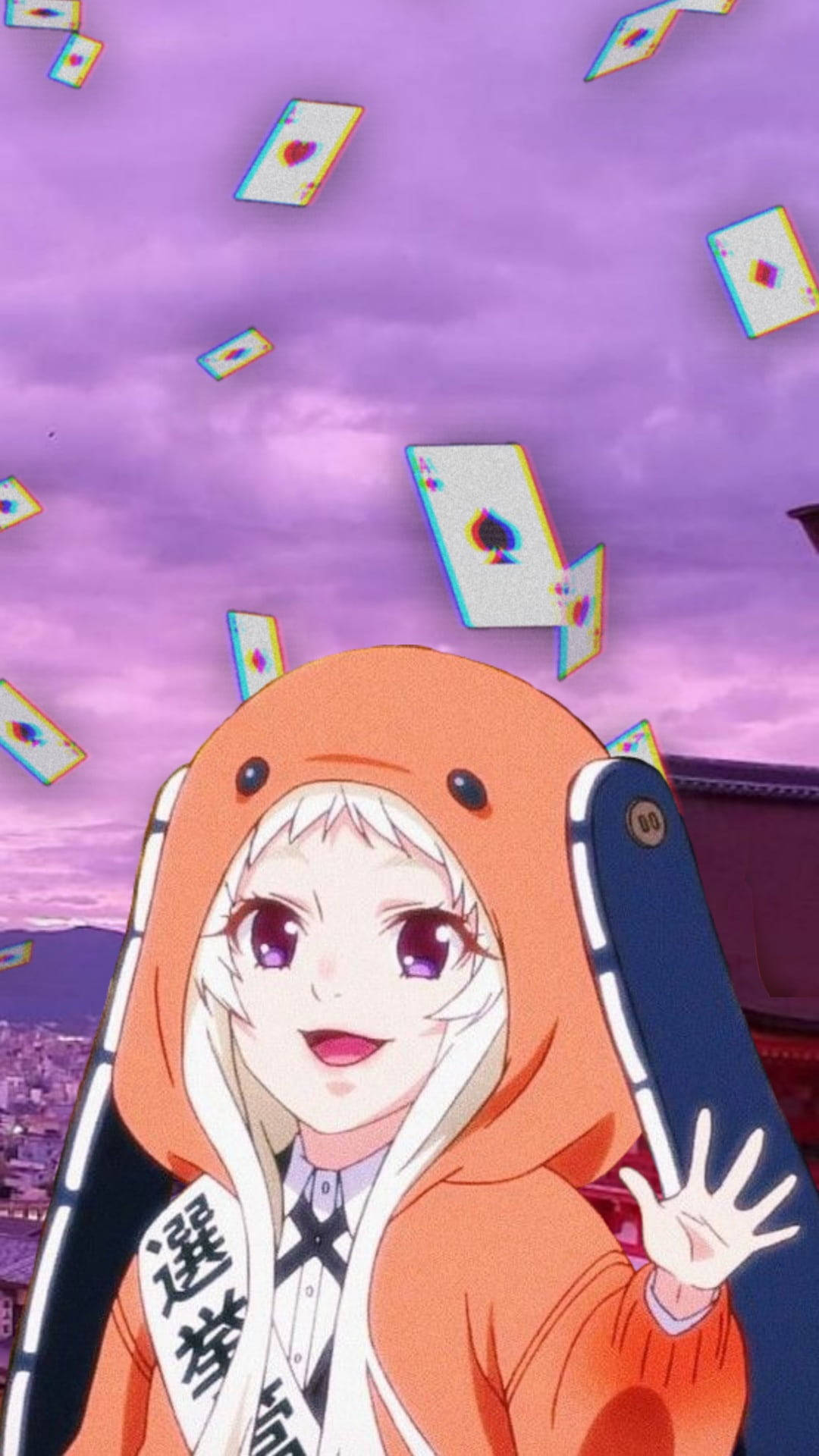 桌布 壁紙 — 一個開心的動漫女孩穿著橙色鯊魚連帽衫，在紫色暮色天空中揮手，紙牌漂浮在空中。