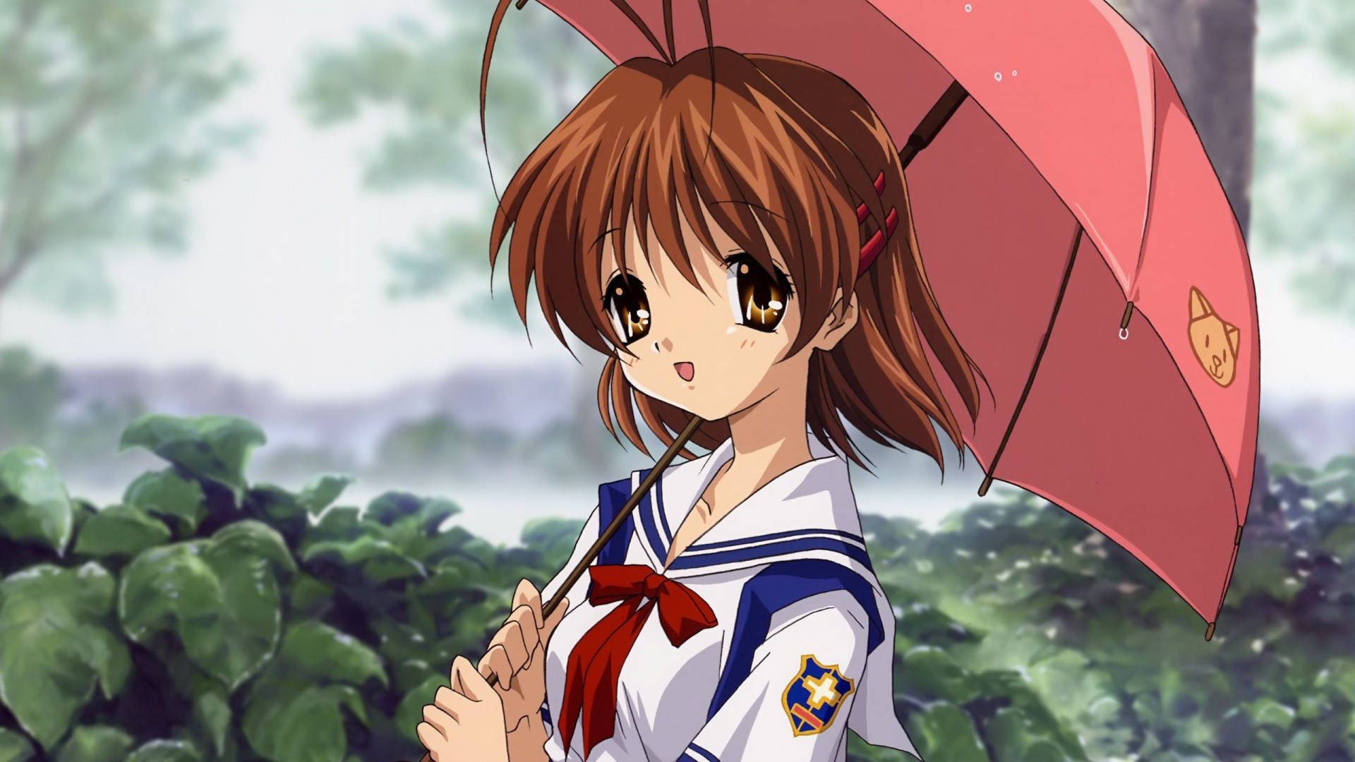 可愛動漫 桌布 壁紙 — 一個開心的動漫女孩穿著水手服，在茂密的綠葉中拿著一把帶有貓臉標誌的粉紅色雨傘。