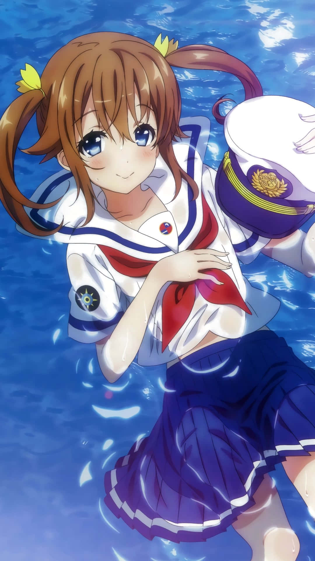 High School Fleet 桌布 壁紙 — 一個開心的動漫女孩穿著水手服，在清澈的藍色水中快樂地漂浮，手持船長帽。