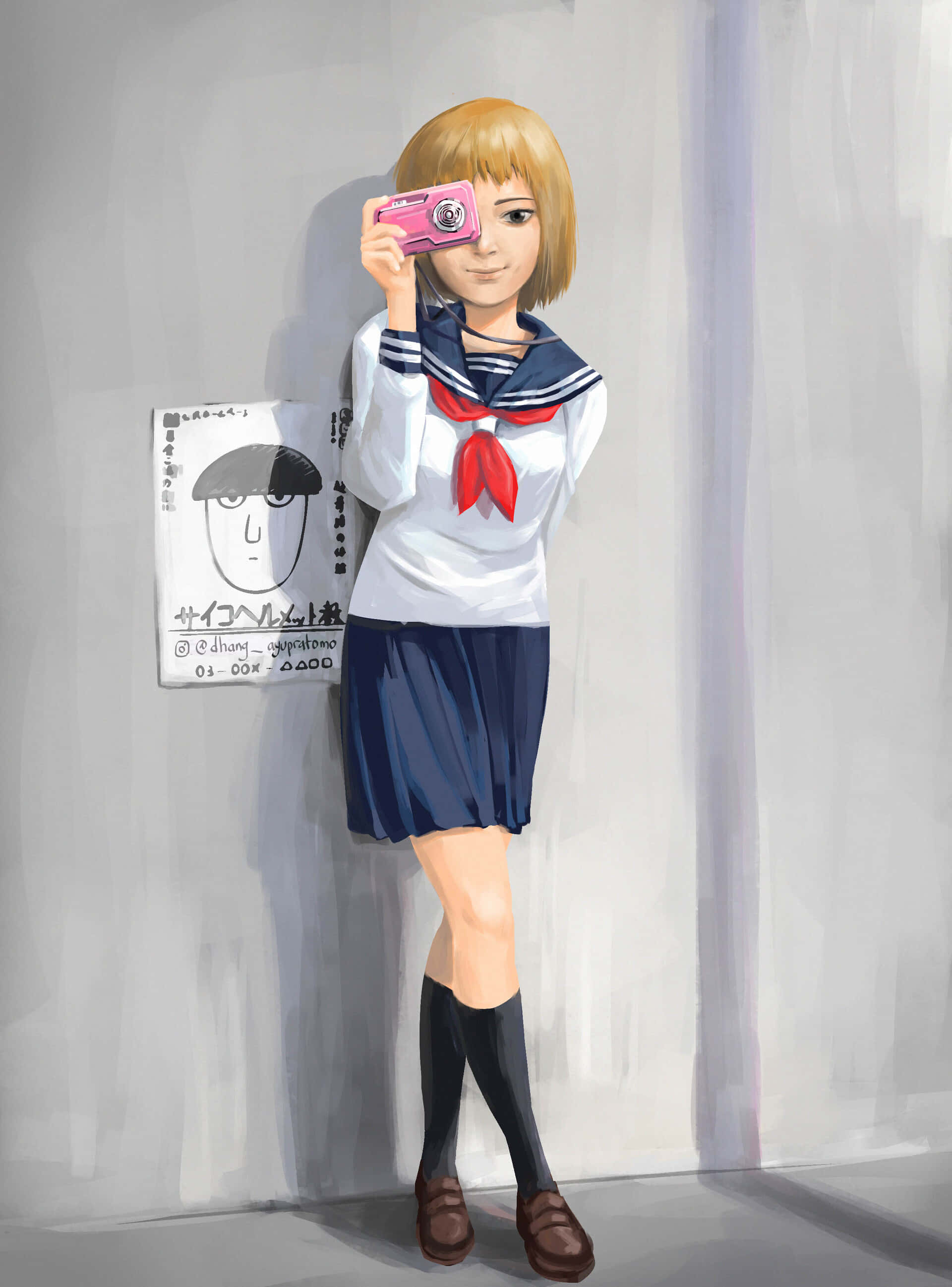 Ichi Mezato 桌布 壁紙 — 一個開心的動漫女孩穿著水手服，拿著粉紅色相機，靠在一面有海報的普通牆上。