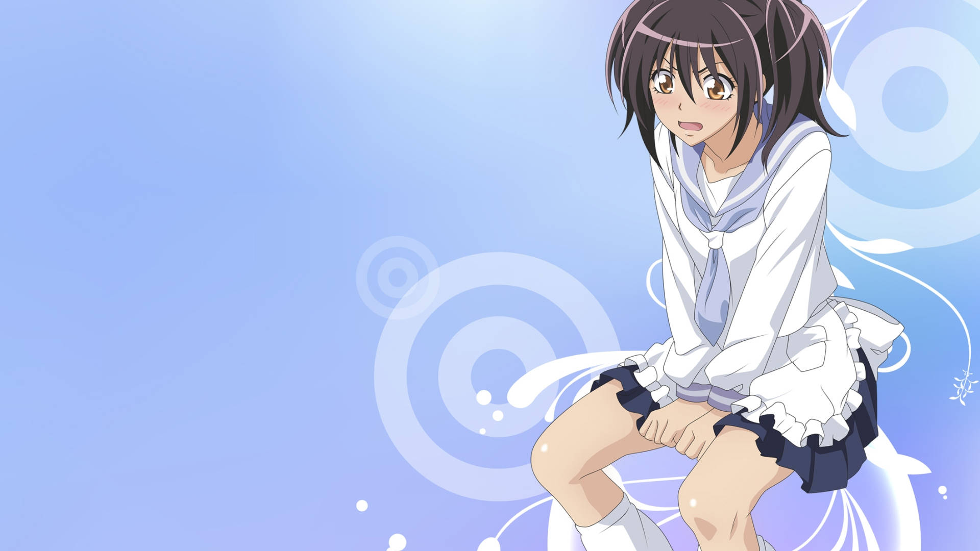Kaichou Wa Maid Sama 桌布 壁紙 — 一個開心的動漫女孩穿著水手服，盤腿坐在柔和的藍色漸變背景上，背景有旋轉的圓形圖案。