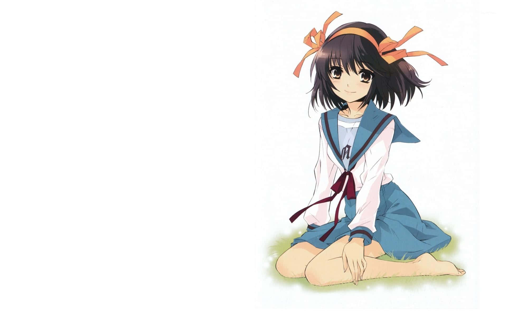 Haruhi Suzumiya 桌布 壁紙 — 一個開心的動漫女孩穿著水手服，盤腿坐在草地上，深色頭髮上繫著橙色絲帶。