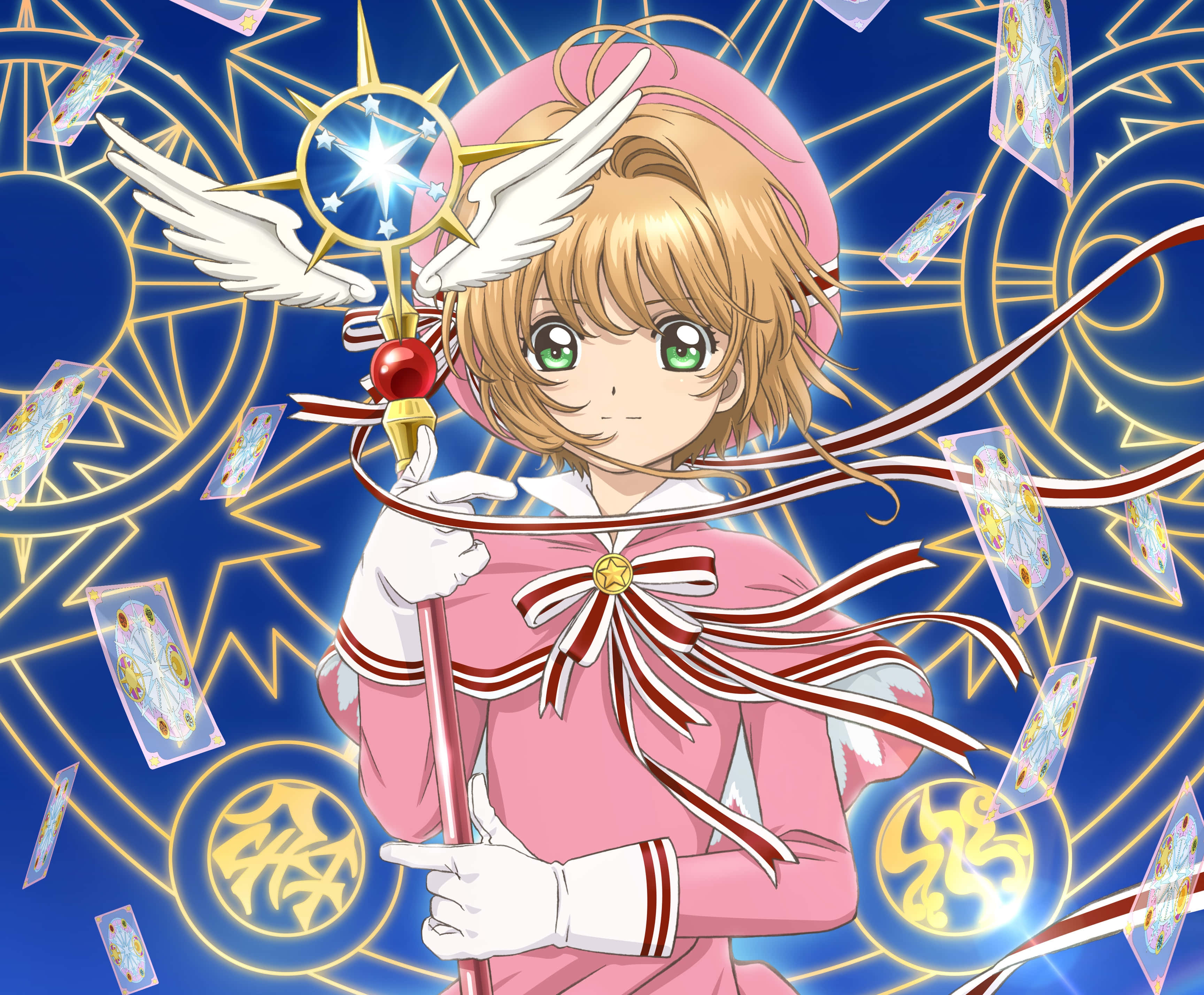 庫洛魔法使 桌布 壁紙 — 一個開心的動漫女孩穿著粉紅色服裝，手持發光魔杖，周圍漂浮著卡片和金色符號，背景是深藍色。