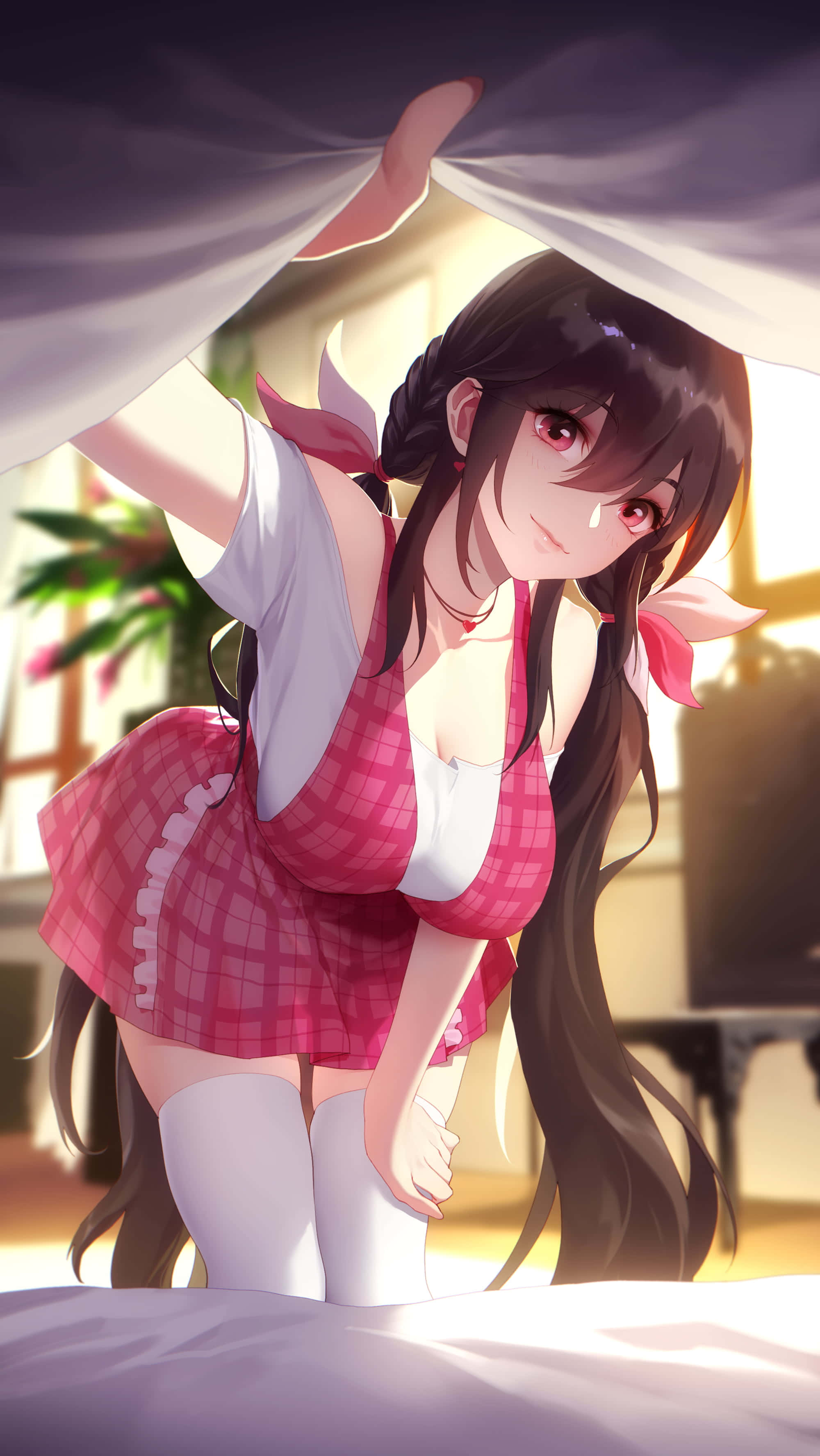 動漫 桌布 壁紙 — 一個開心的動漫女孩穿著粉紅色格紋女僕裝，從床單下探出頭來，眼睛明亮，笑容燦爛。