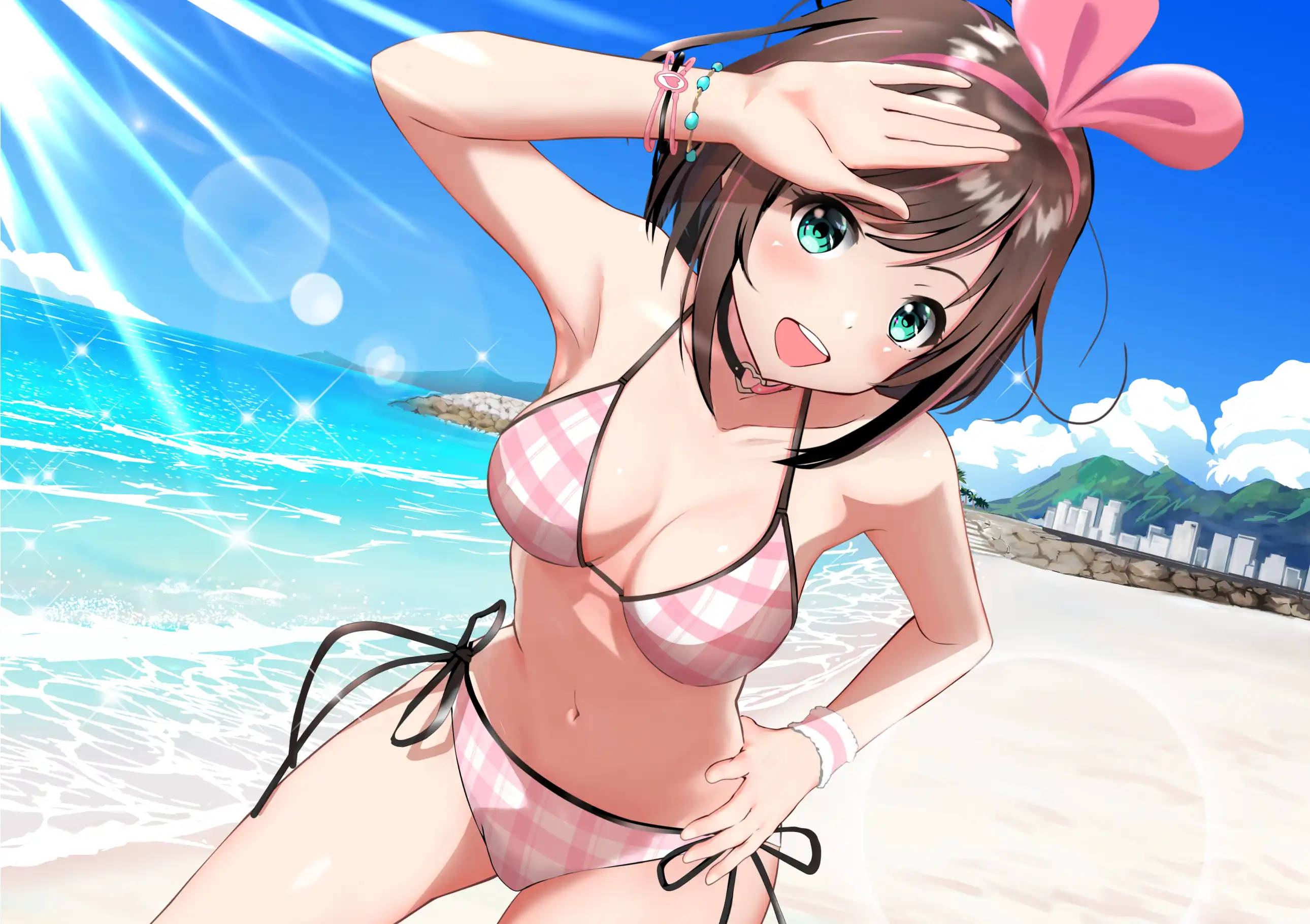 動漫女孩 桌布 壁紙 — 一個開心的動漫女孩穿著粉紅色格紋比基尼，在陽光明媚的海灘上擺姿勢，背景是閃閃發光的大海和遠處的城市景觀。