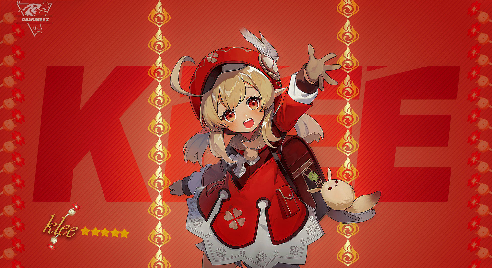 klee 桌布 壁紙 — 一個開心的動漫女孩穿著紅色節日服裝，懷裡抱著一個小生物，在帶有金色火焰圖案的鮮紅色背景前揮手。