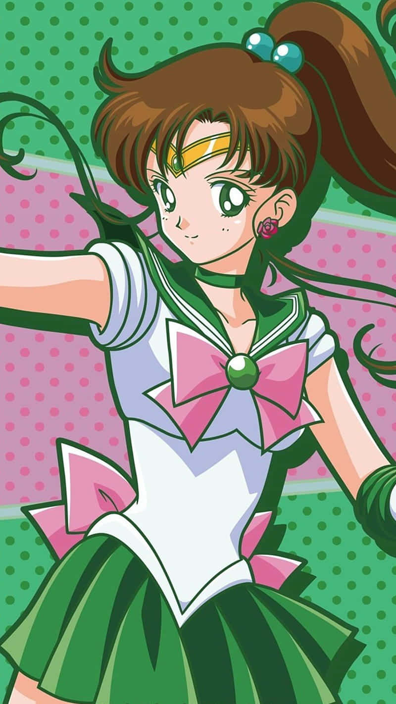 sailor jupiter 桌布 壁紙 — 一個開心的動漫女孩穿著綠色和粉紅色水手服，在圓點背景前擺出動態姿勢。