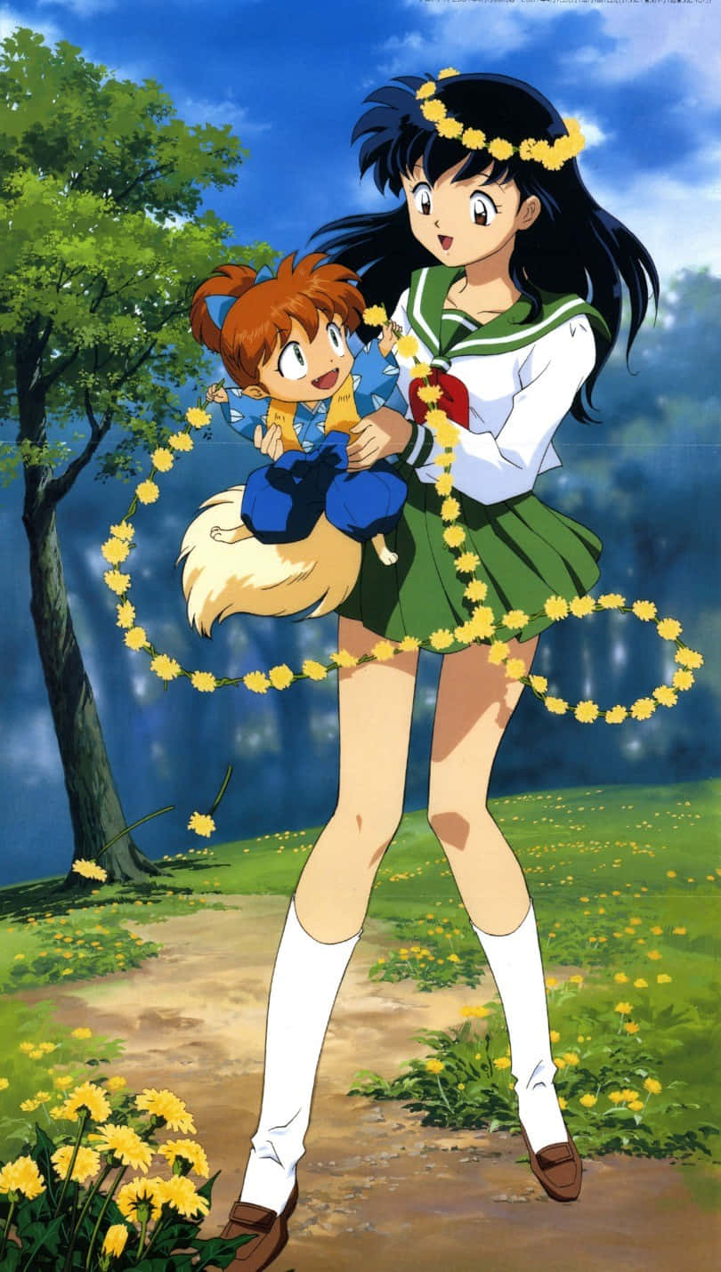 Inuyasha And Shippo 桌布 壁紙 — 一個開心的動漫女孩穿著綠色校服，在藍天下站在陽光明媚的黃色花田裡，抱著一隻像狐狸的小生物。