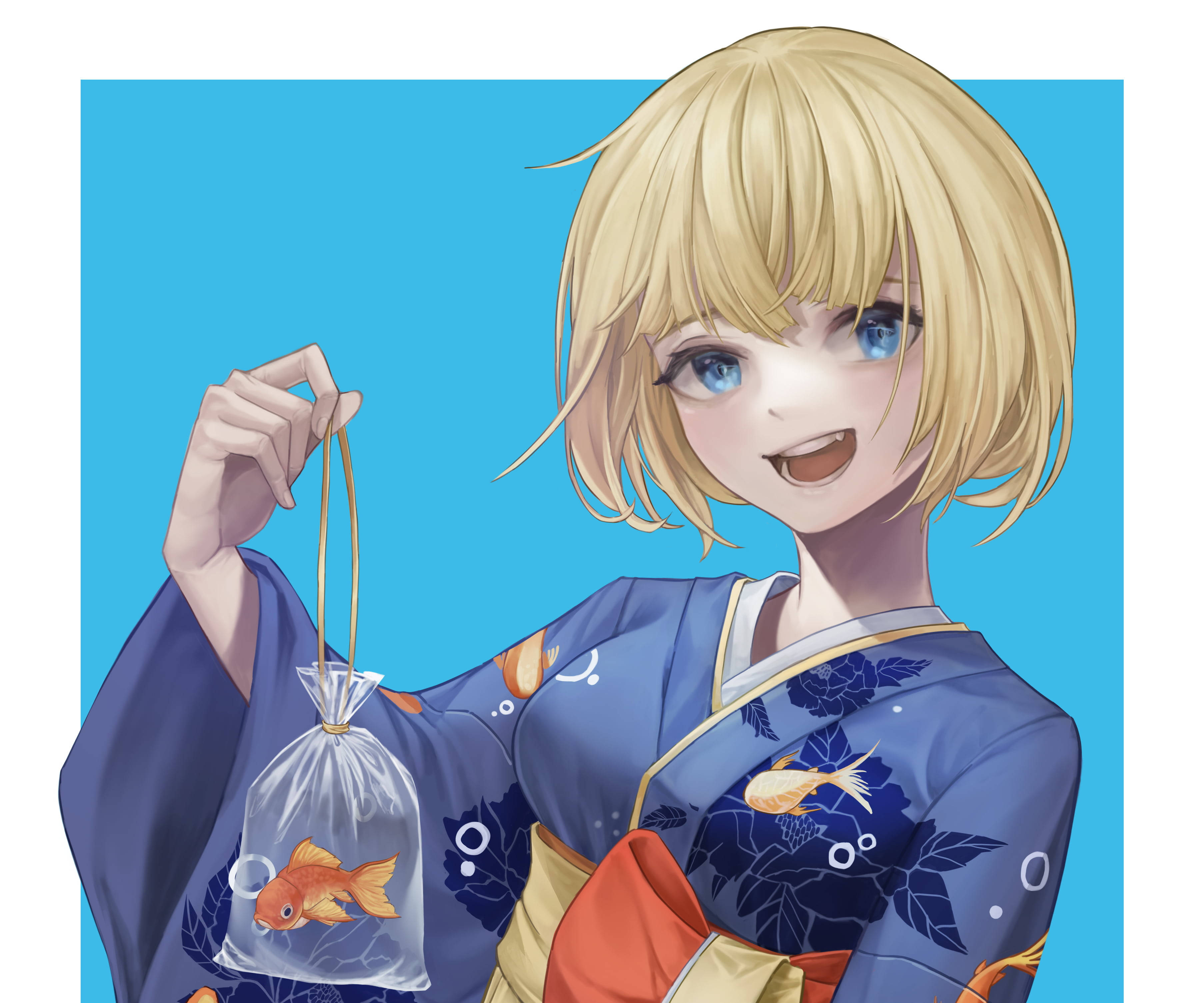 Amelia 桌布 壁紙 — 一個開心的動漫女孩穿著藍色和服，在純藍色背景前拿著一個裝有金魚的塑膠袋。