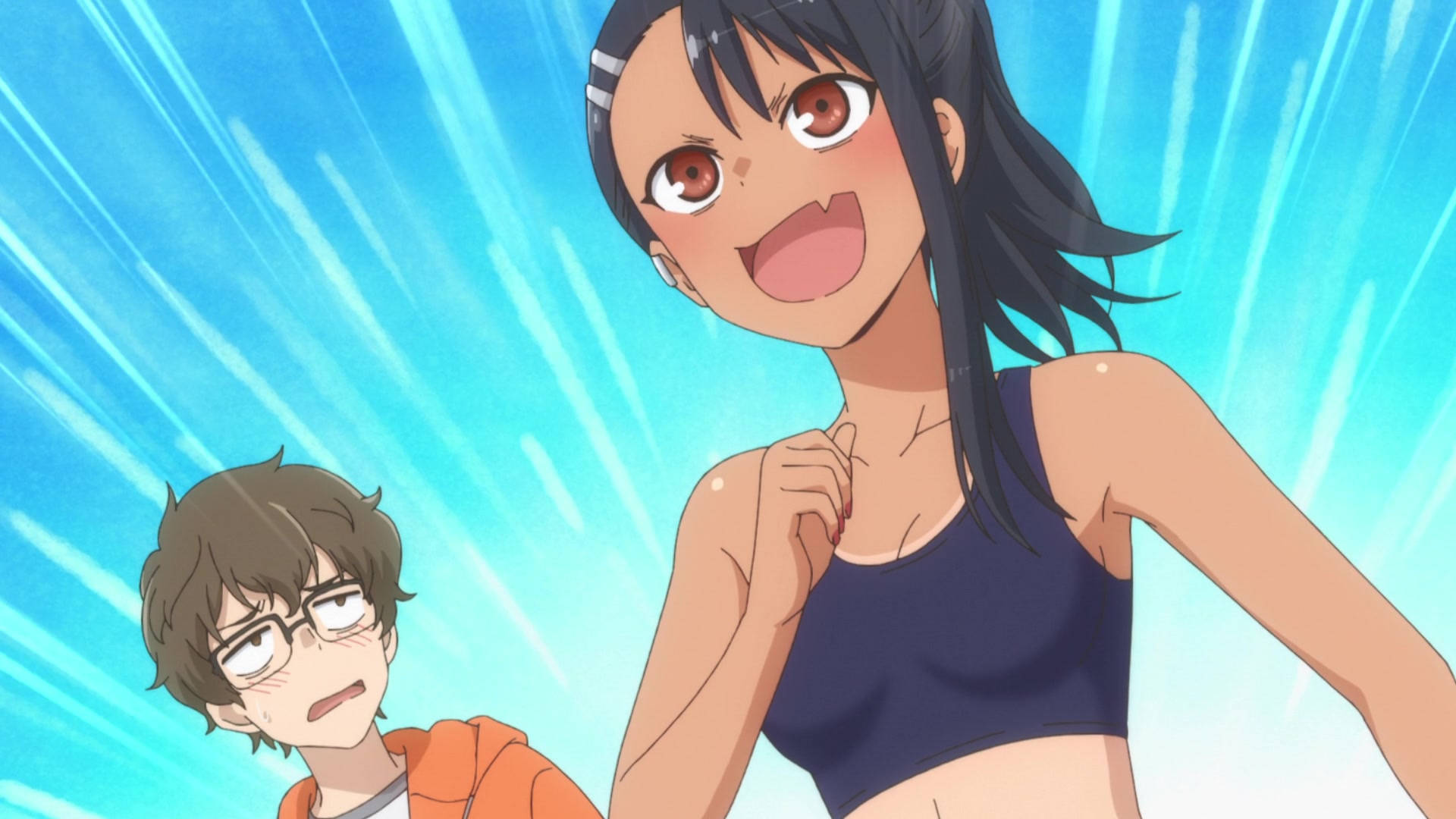 Nagatoro 桌布 壁紙 — 一個開心的動漫女孩穿著藍色運動內衣，在明亮的藍色動態模糊背景前咧嘴大笑，而一個男孩緊張地看著。