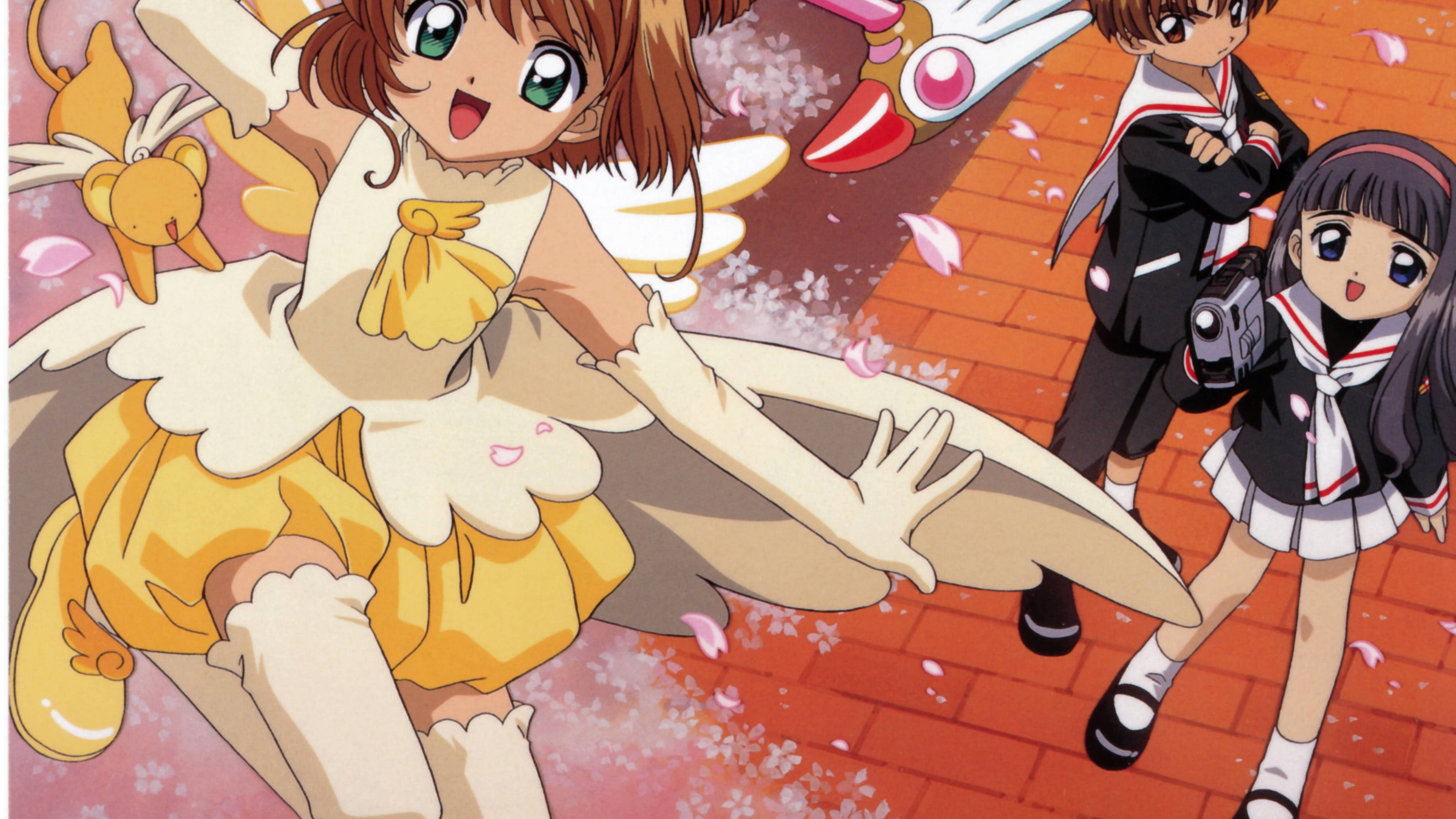 Cardcaptor 桌布 壁紙 — 一個開心的動漫女孩穿著黃色天使服裝，在飄落的櫻花中歡樂跳躍，旁邊有兩個同學看著她。
