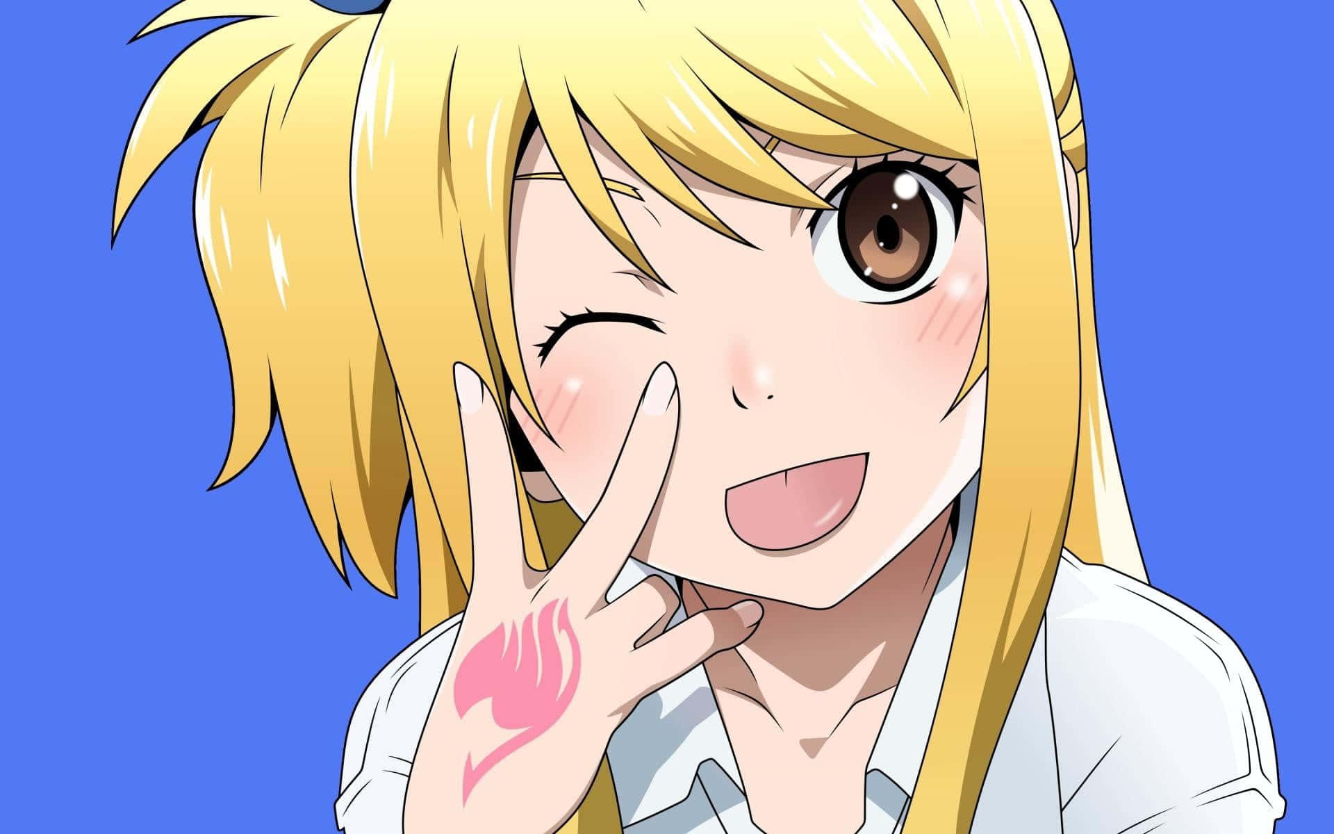 lucy heartfilia 桌布 壁紙 — 一個開心的動漫女孩紮著金色雙馬尾，在純藍色背景前頑皮地眨眼，同時展示手上的粉紅色火焰紋身。