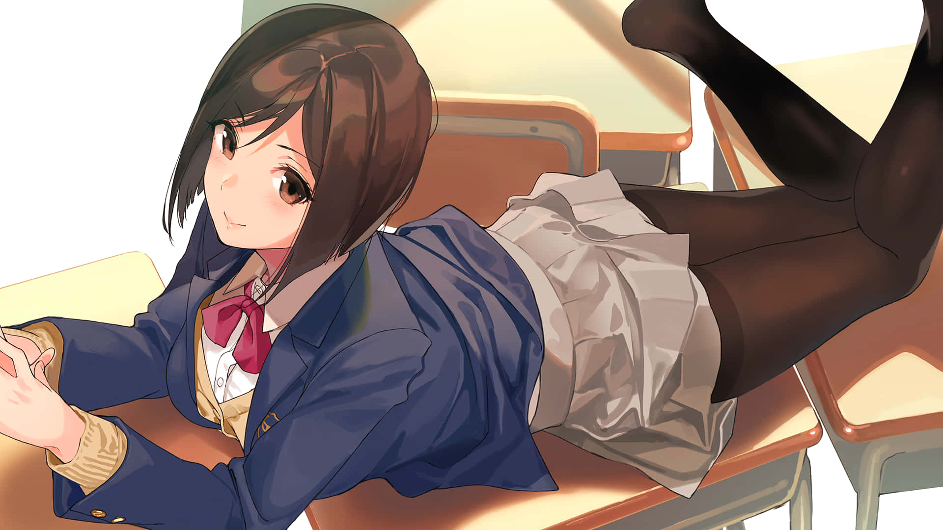 動漫女孩 桌布 壁紙 — 一個開心的動漫女學生穿著校服，雙腿翹起，俏皮地躺在教室的書桌上。