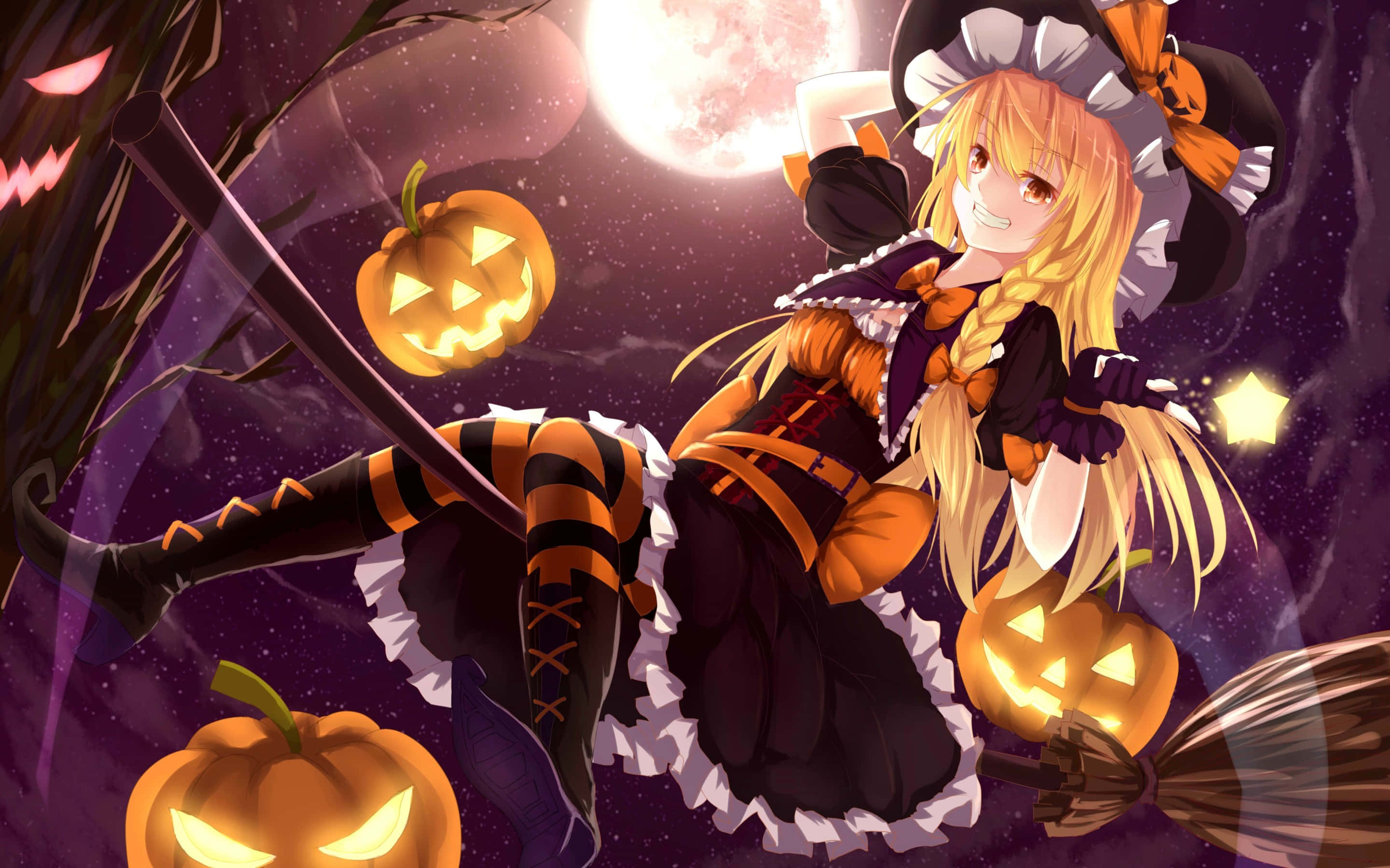 Halloween Profile 桌布 壁紙 — 一個開心的動漫女巫，金色辮子，騎著掃帚在滿月下，周圍是發光的傑克南瓜燈。