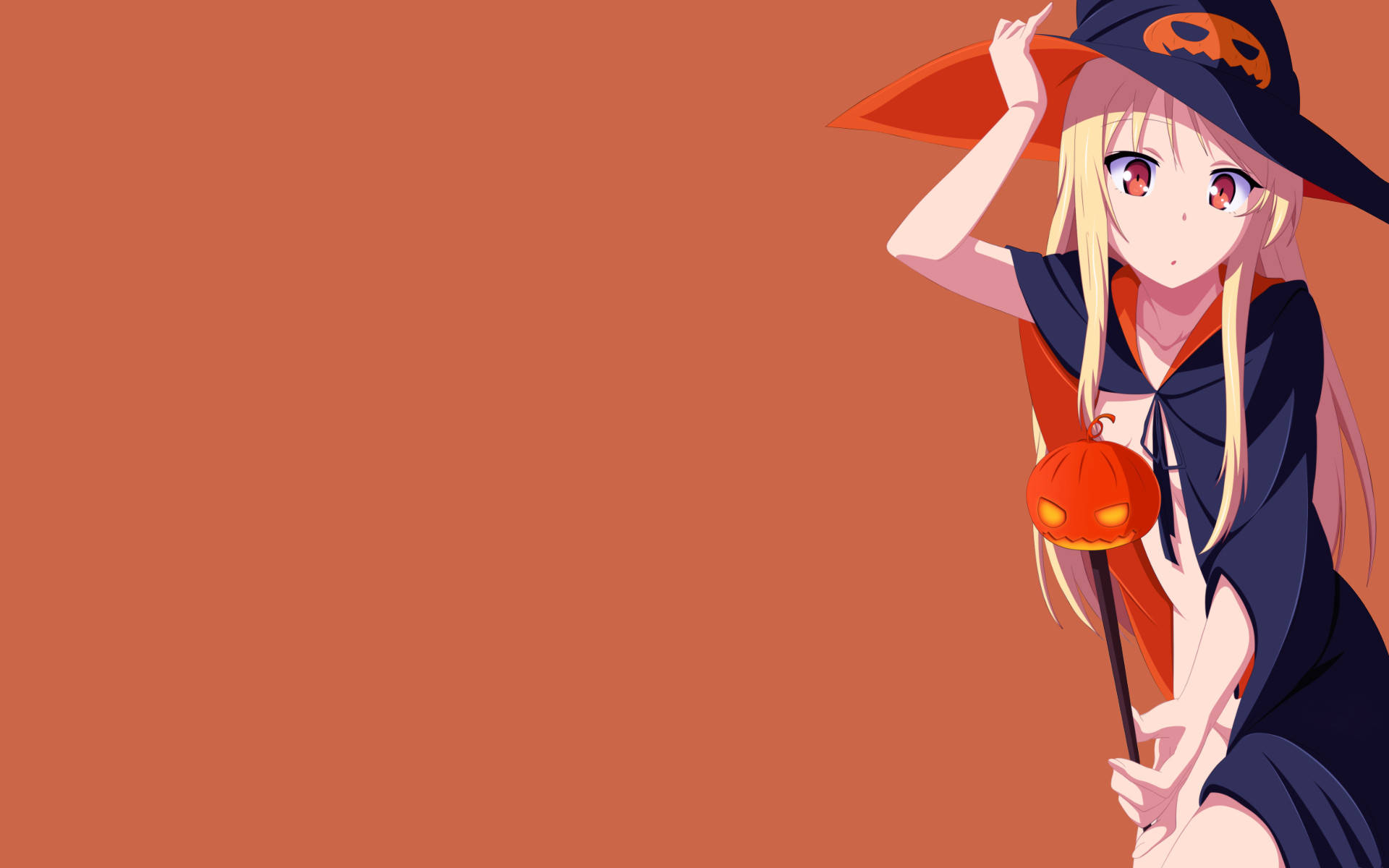 Anime Halloween 桌布 壁紙 — 一個開心的動漫女巫，金髮紅眼，在純橙色背景上拿著一根發光的傑克南瓜燈。