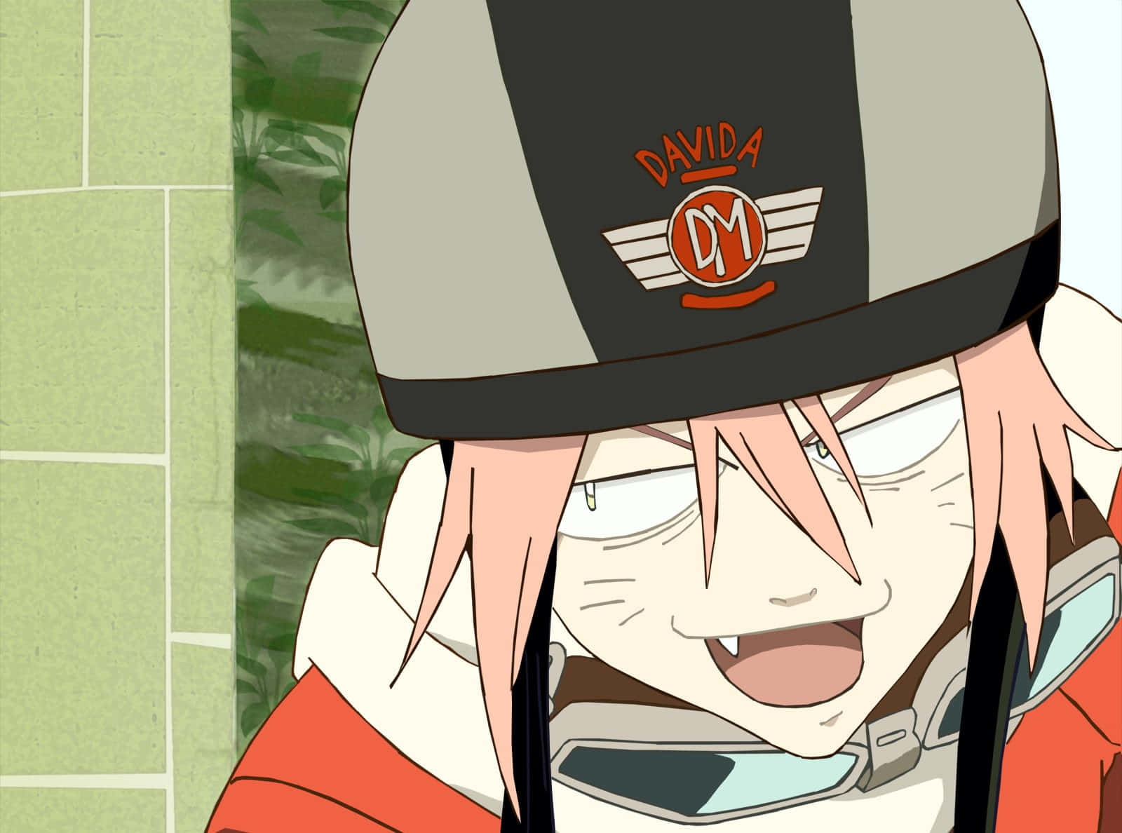 Haruko Haruhara 桌布 壁紙 — 一個開心的動漫角色，粉紅色頭髮戴著頭盔，在綠色瓷磚牆和樹葉前咧嘴大笑。