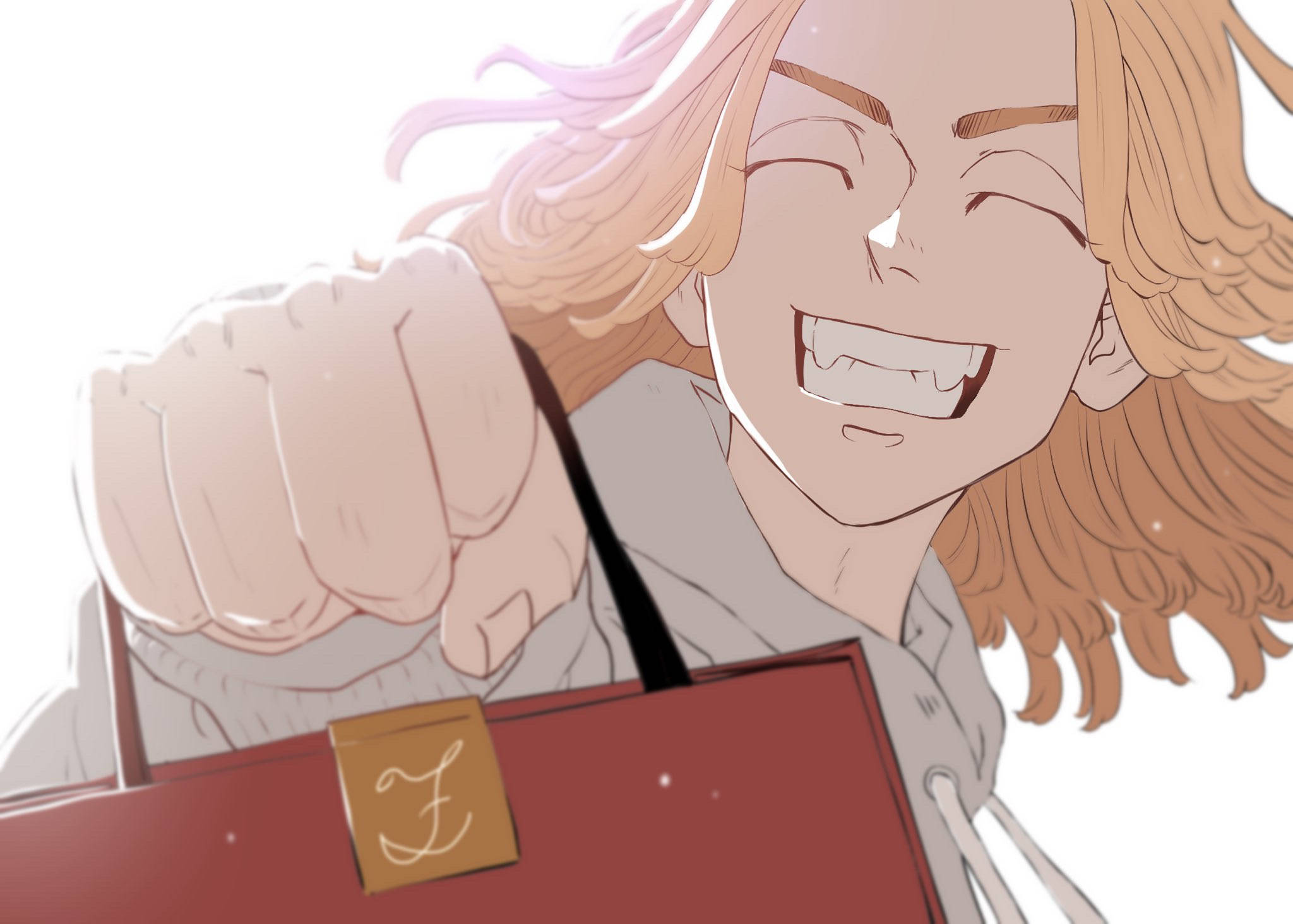 Manjiro 桌布 壁紙 — 一個開心的動漫角色，金髮，笑著拿著一個帶有金色徽章的紅色袋子。