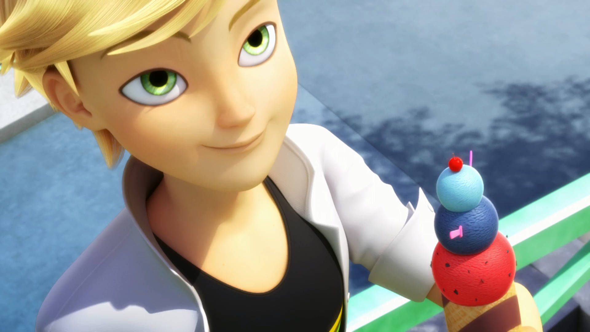 Adrien 桌布 壁紙 — 一個開心的動漫角色，金髮綠眼，微笑著在泳池旁拿著一個色彩繽紛的三球冰淇淋甜筒。