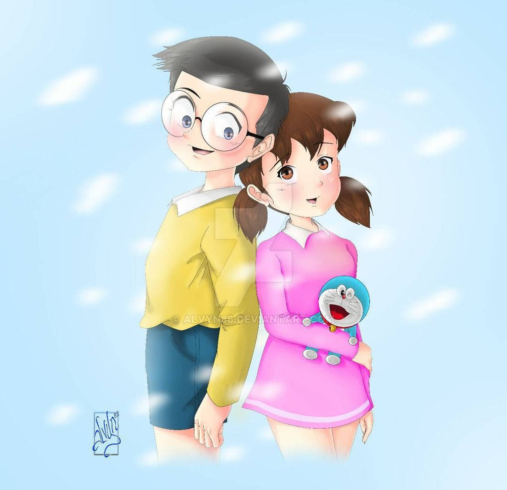 nobita 桌布 壁紙 — 一個開心的動漫風格男孩和女孩在雪景中緊靠在一起，女孩抱著一隻藍色機器貓。