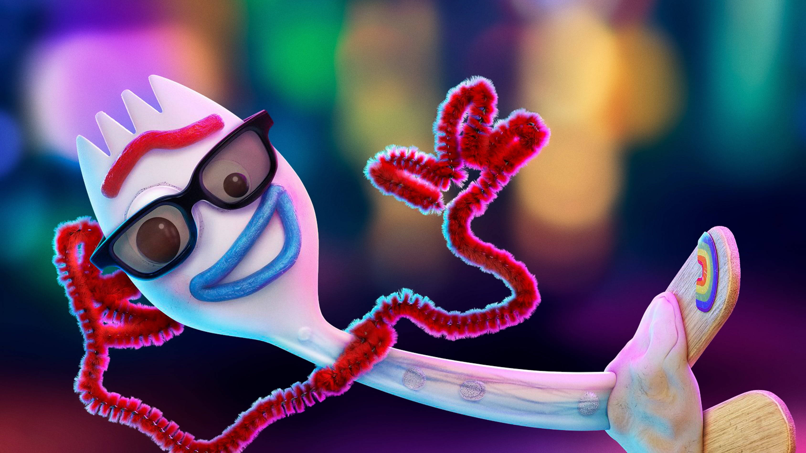 Forky 桌布 壁紙 — 一個開心的動畫叉子，戴著太陽眼鏡和管道清潔器四肢，在充滿活力的散景背景前酷酷地閒逛。