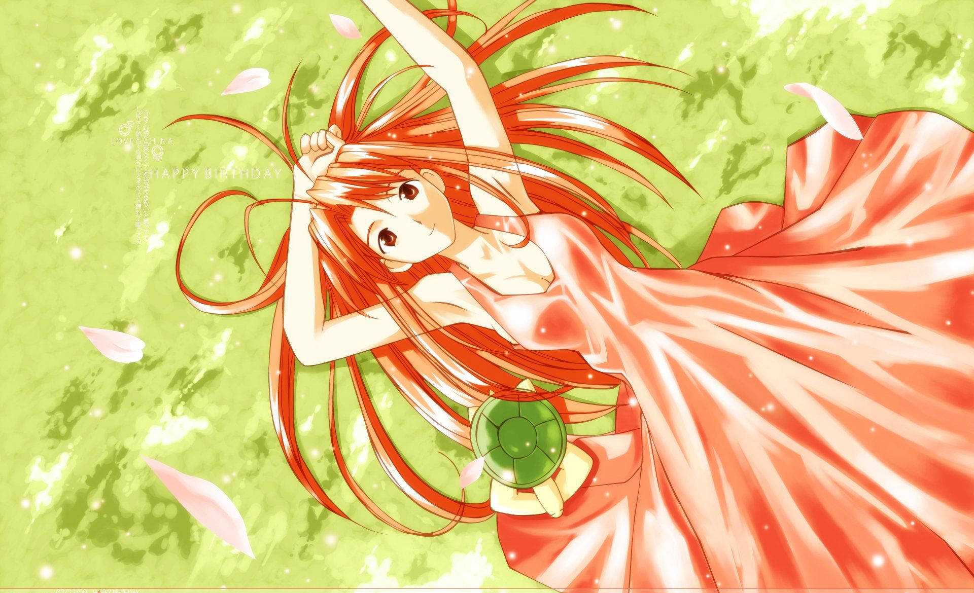 Hina 桌布 壁紙 — 一個開心的動畫女孩，擁有飄逸的紅髮和相配的連衣裙，在柔和的綠色背景中，手持綠色龜形吊墜，微笑著，周圍有飄落的花瓣。