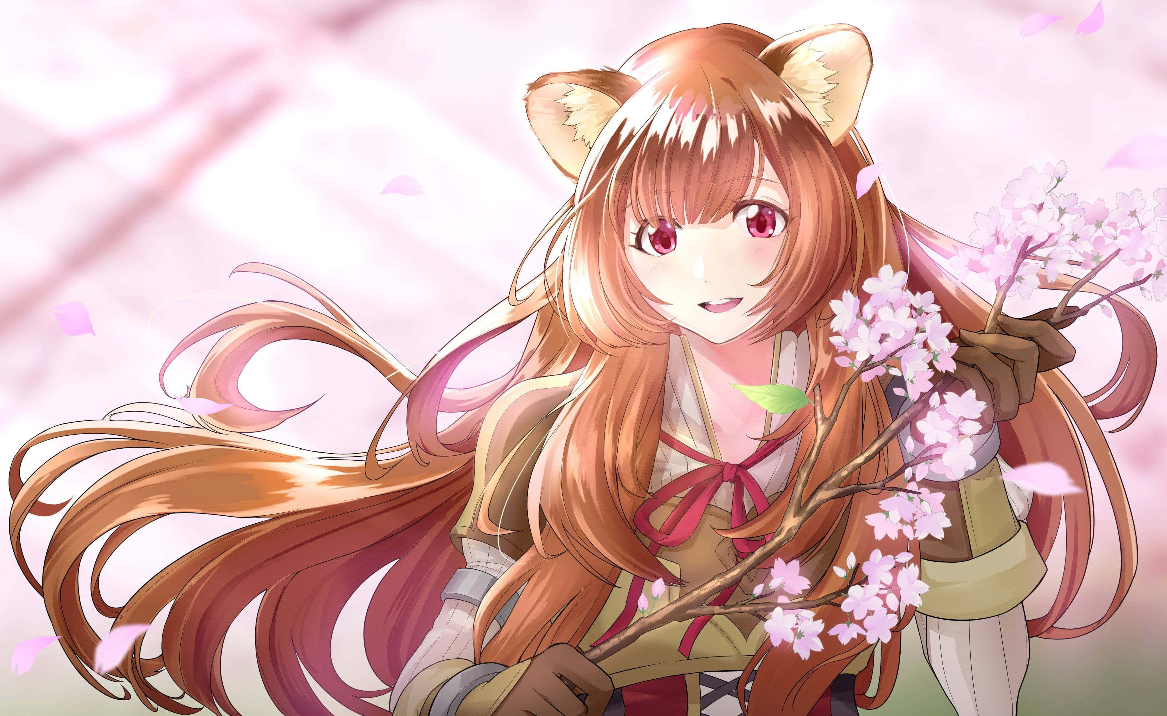 Raphtalia 桌布 壁紙 — 一個開心的動畫女孩，有狐狸耳朵和長長的橙色頭髮，拿著櫻花枝，背景是柔和的粉紅色天空。