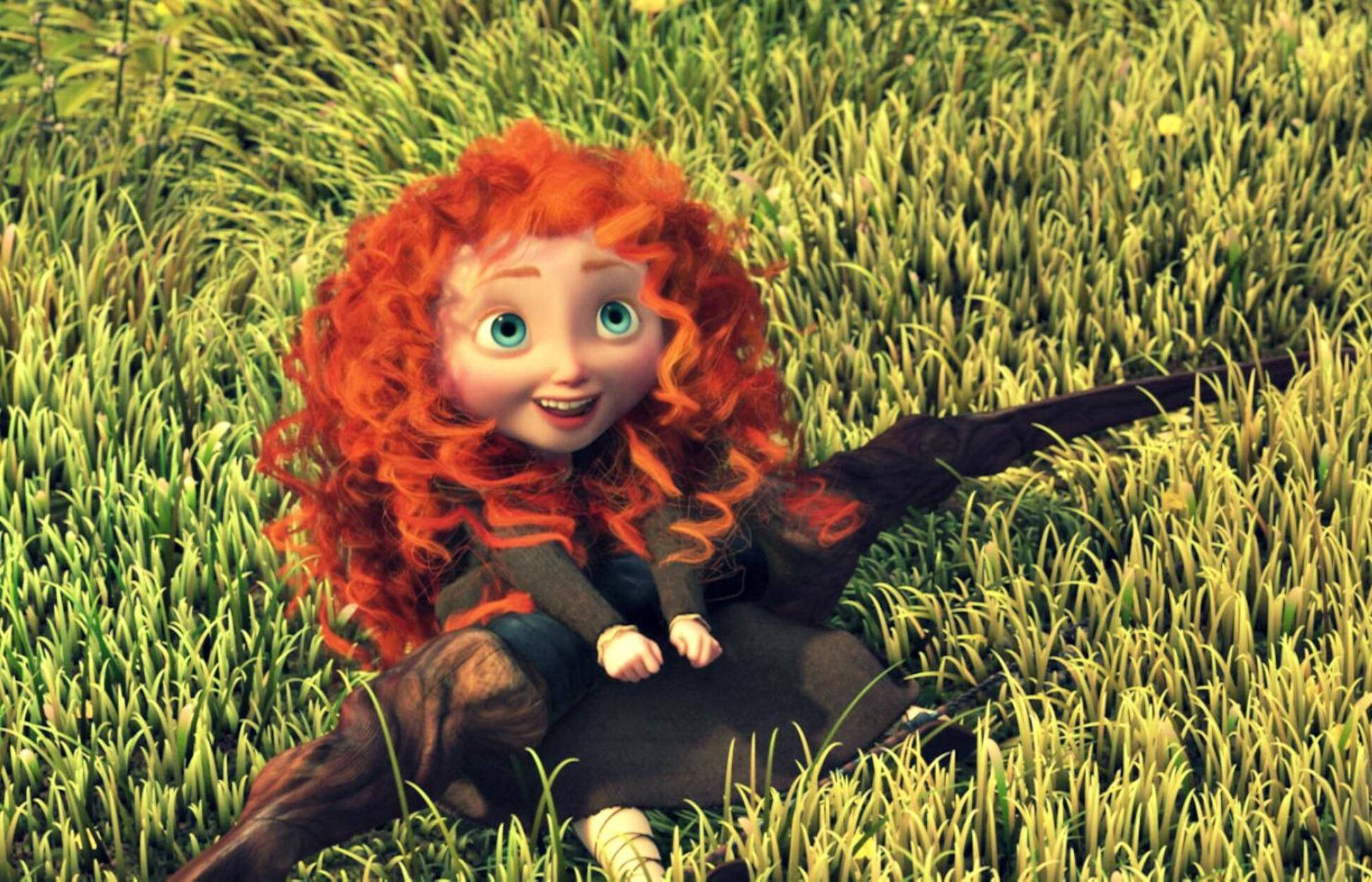 Merida 桌布 壁紙 — 一個開心的動畫女孩，有著火紅的捲髮，坐在陽光明媚的高大綠草田野中，燦爛地微笑。