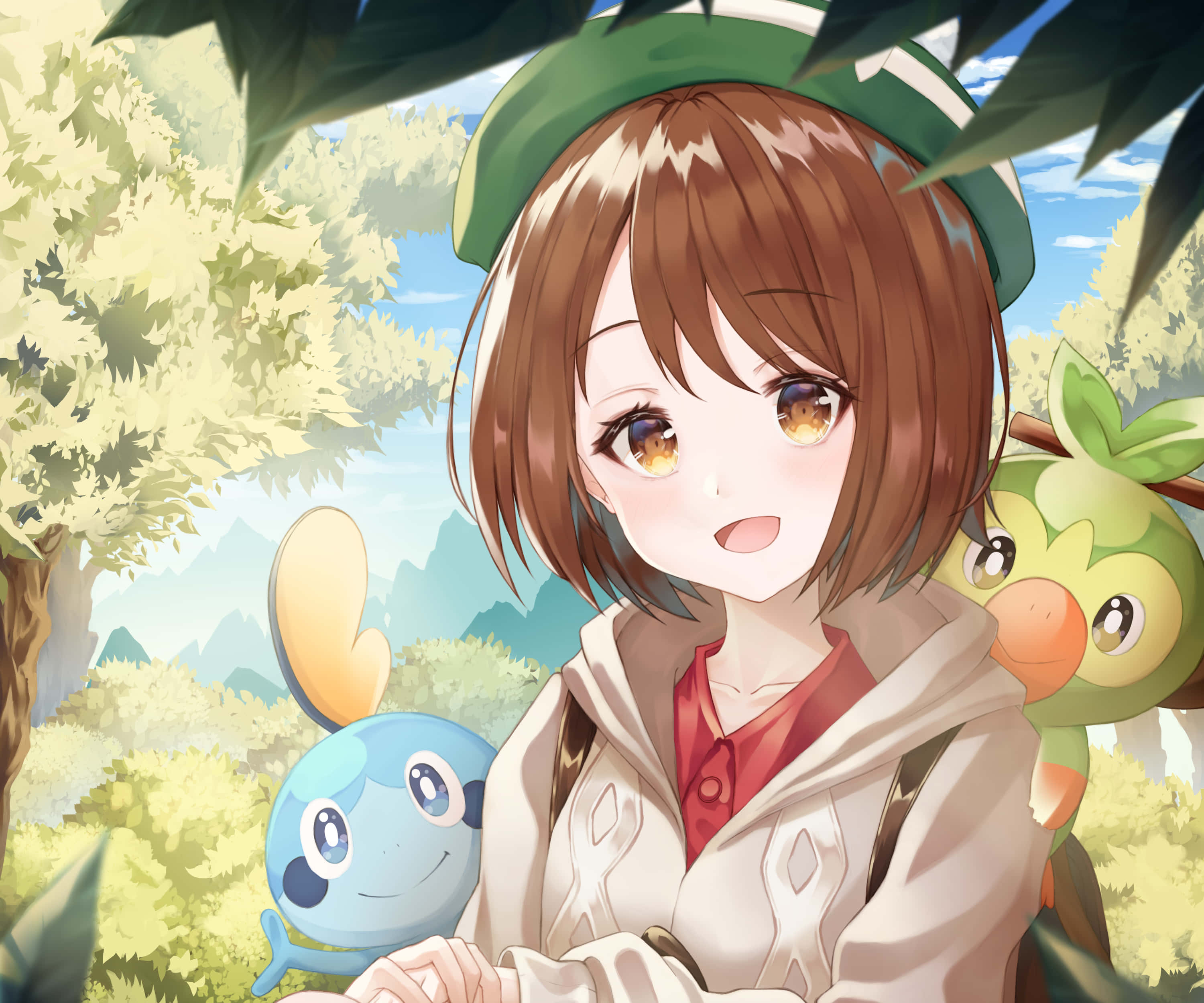 動漫女孩 桌布 壁紙 — 一個開心的動畫女孩，棕色頭髮，戴著綠色帽子，在陽光明媚的森林中被兩隻寶可夢包圍，微笑著。