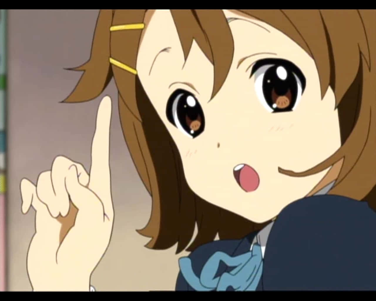 yui hirasawa 桌布 壁紙 — 一個開心的動畫女孩，棕色頭髮，黃色髮夾，帶著燦爛的笑容和大眼睛向上指。