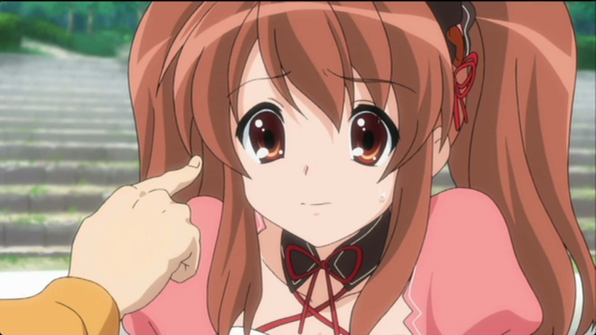 Mikuru Asahina 桌布 壁紙 — 一個開心的動畫女孩，棕色頭髮和紅色眼睛，頑皮地指著自己的臉頰，穿著帶有紅色蝴蝶結的粉紅色服裝。