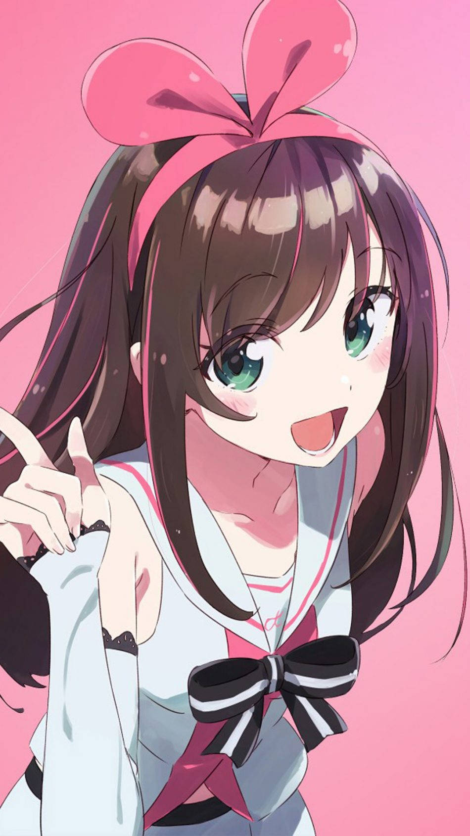 Anime Girl Phone 桌布 壁紙 — 一個開心的動畫女孩，棕色頭髮和綠色眼睛，戴著粉紅色蝴蝶結和水手服，在柔和的粉紅色背景前燦爛微笑。