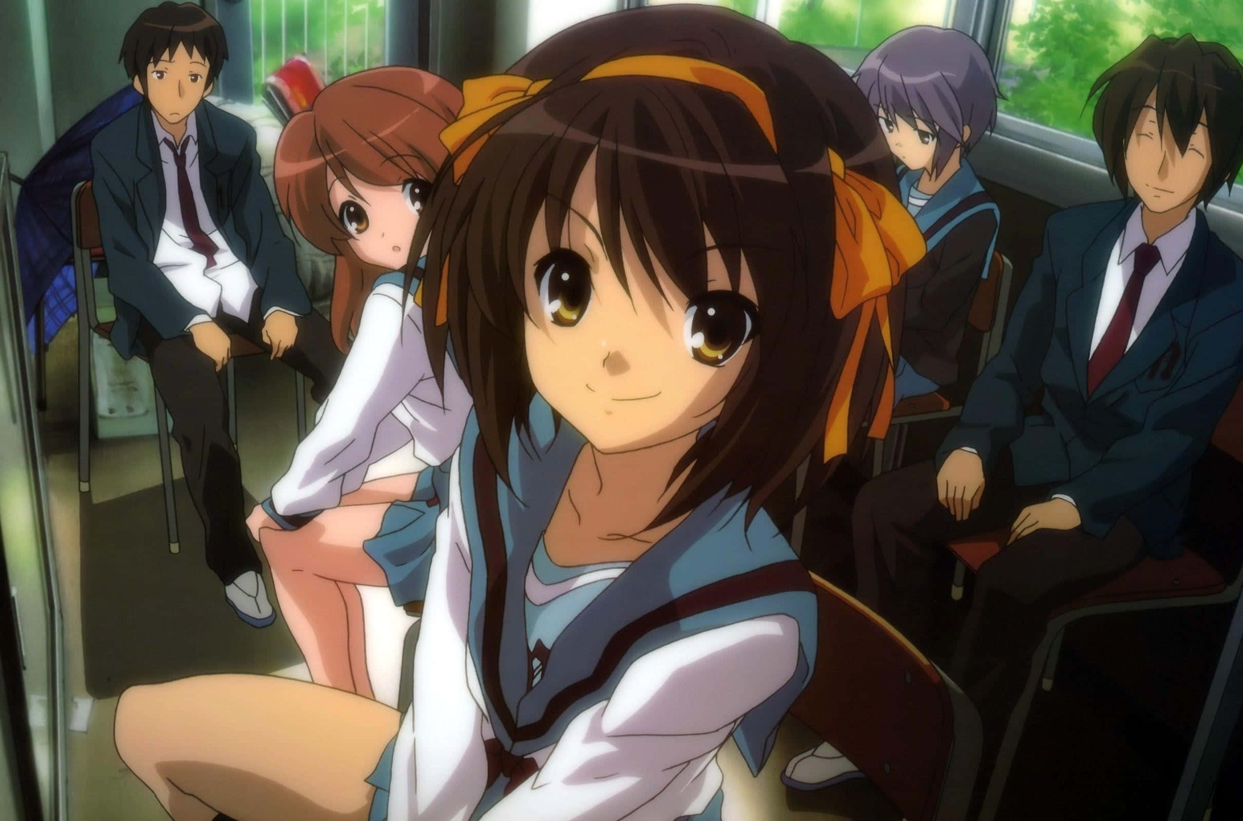 The Melancholy Of Haruhi Suzumiya 桌布 壁紙 — 一個開心的動畫女孩，棕色頭髮和黃色眼睛，坐在火車上與穿著校服的同學一起微笑看著觀眾。