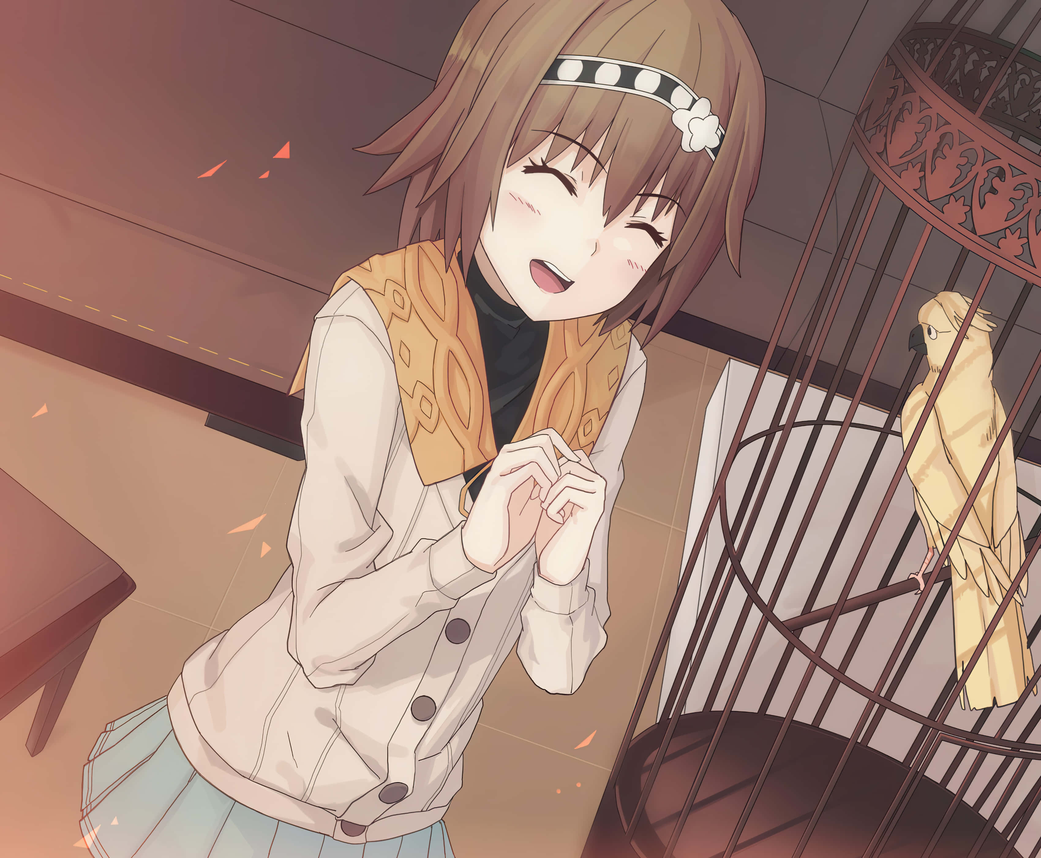 Hinami Fueguchi 桌布 壁紙 — 一個開心的動畫女孩，棕色頭髮戴著髮帶，在一個裝飾華麗的鳥籠旁邊溫暖地微笑，籠裡有一隻黃色小鳥。