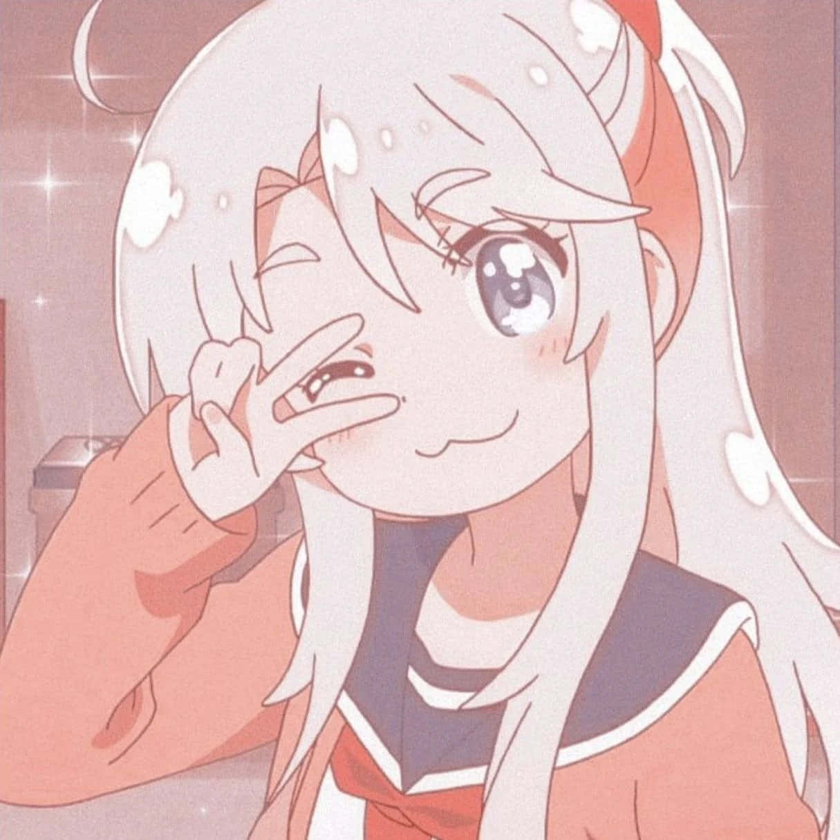 動漫頭像 桌布 壁紙 — 一個開心的動畫女孩，白頭髮，穿著水手服，頑皮地用手遮住一隻眼睛。