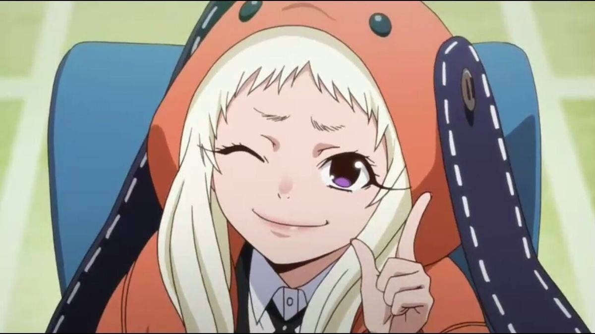 Runa Yomozuki 桌布 壁紙 — 一個開心的動畫女孩，白髮紫眼，穿著橙色連帽衣，眨眼並指向上方。