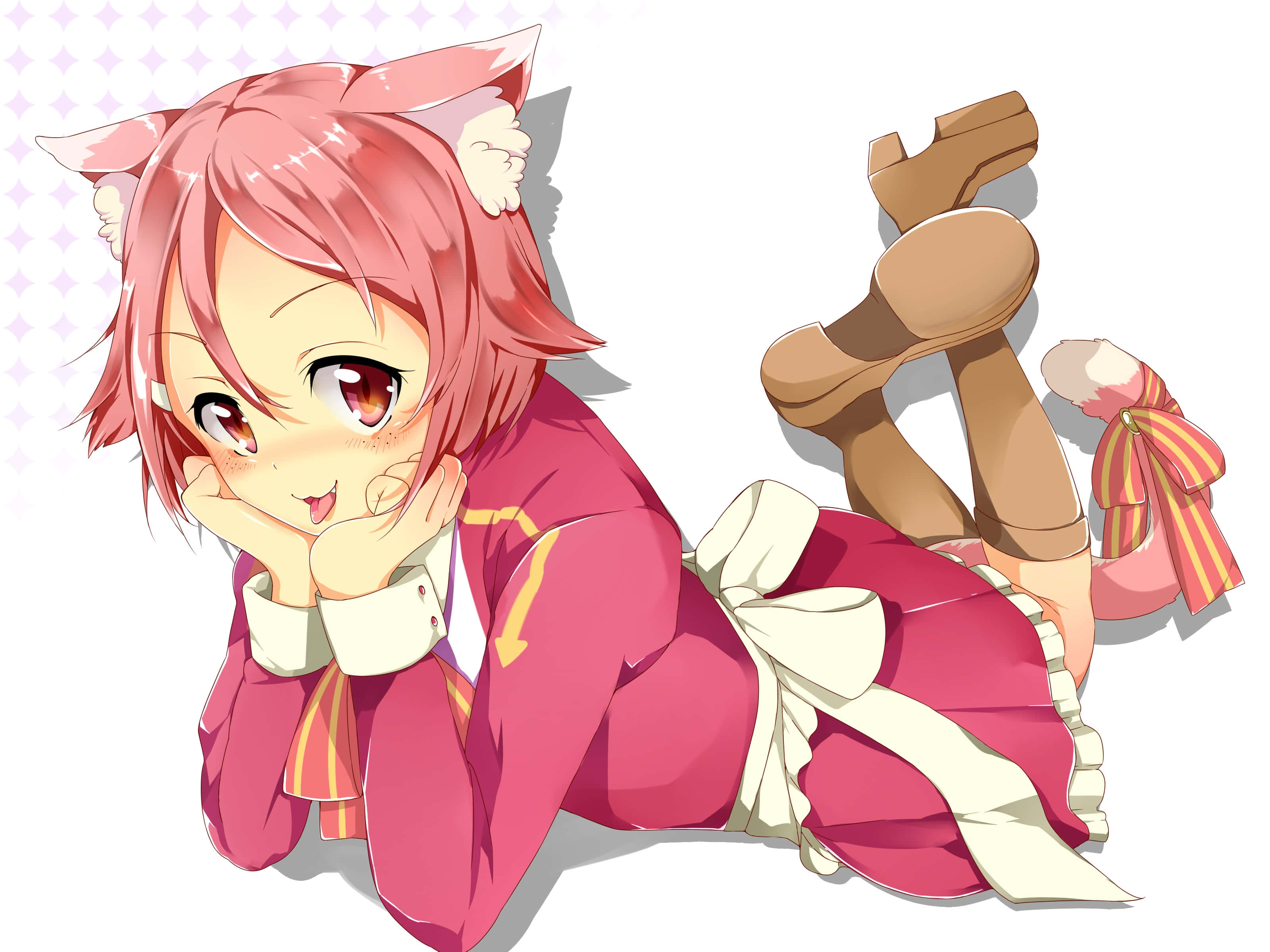 Sword Art Online Lisbeth 桌布 壁紙 — 一個開心的動畫女孩，粉紅色頭髮和貓耳朵，穿著粉紅色服裝，在有圖案的背景前頑皮地躺著。