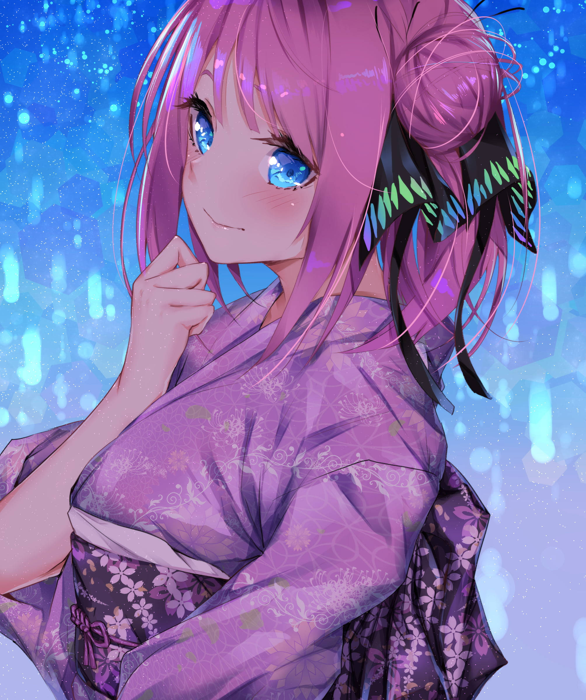 動漫 桌布 壁紙 — 一個開心的動畫女孩，粉紅色頭髮和藍色眼睛，穿著紫色花卉和服，在閃爍的藍色背景前微笑。