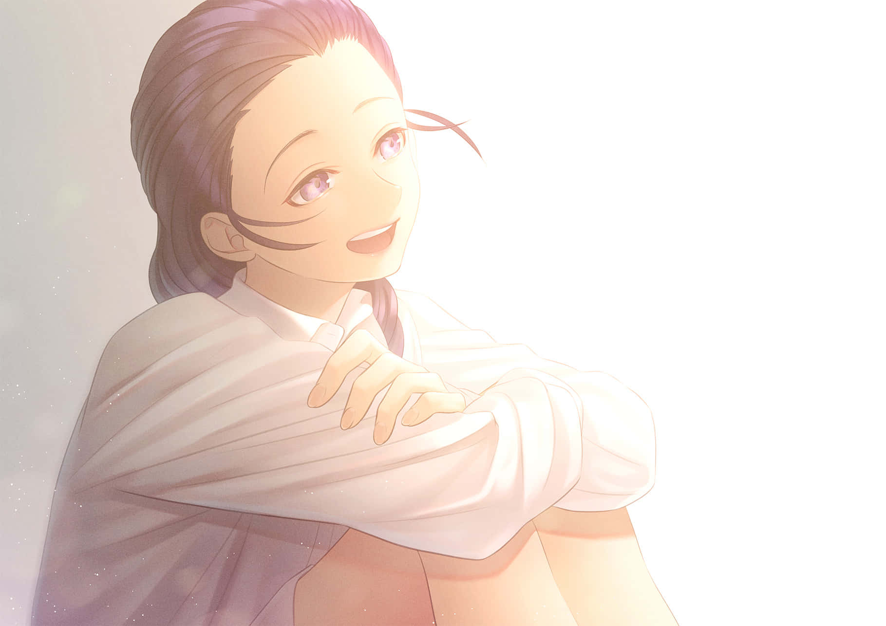The Promised Neverland Isabella 桌布 壁紙 — 一個開心的動畫女孩，紫色眼睛和棕色頭髮，在柔和光線中溫暖地微笑，同時擁抱自己。